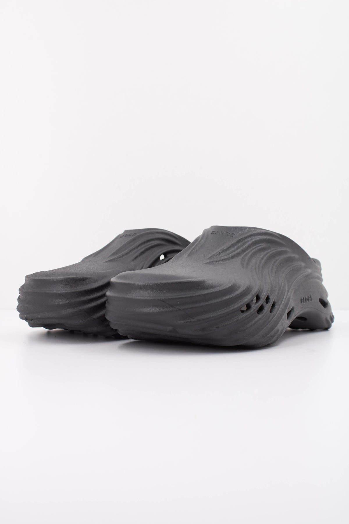 CROCS ECHO WAVE U en color NEGRO (2)