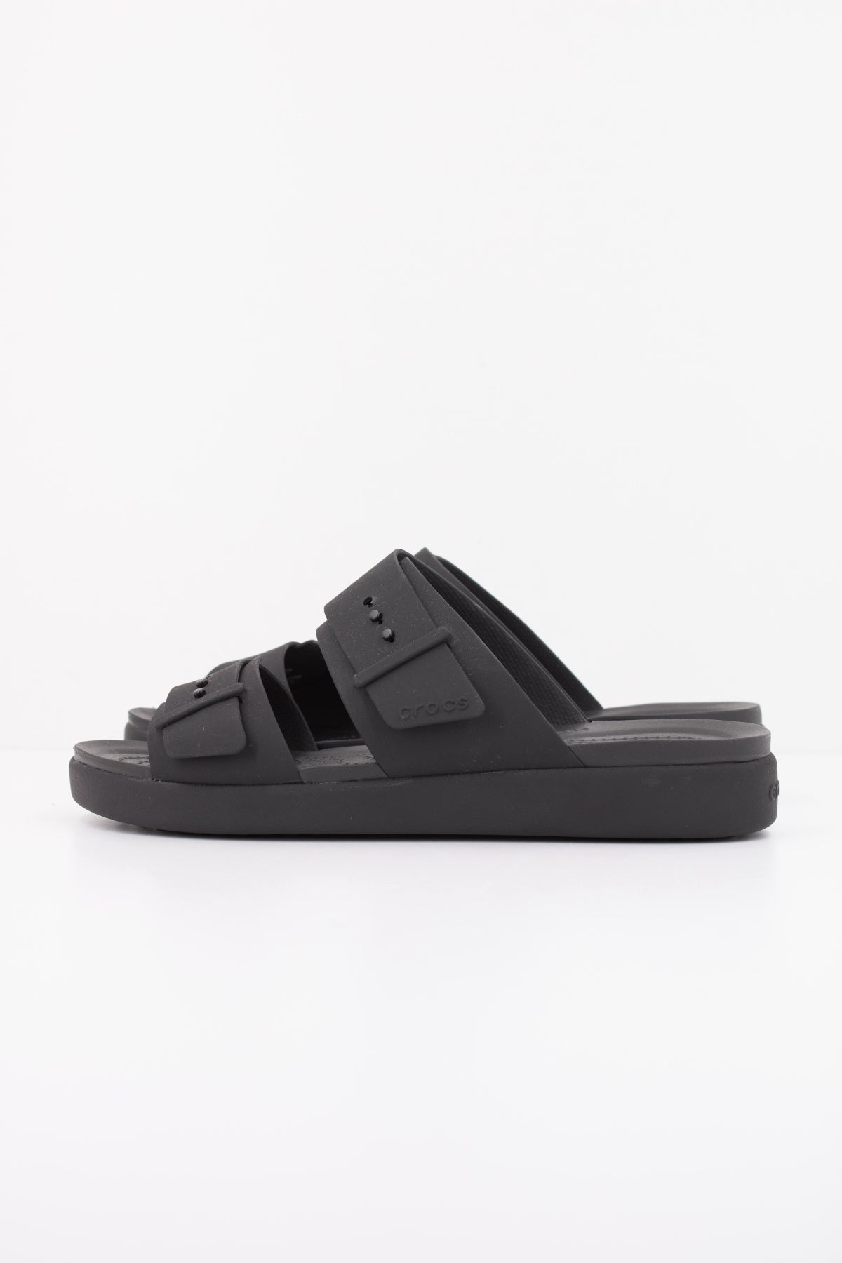 CROCS BROOKLYN BUCKLE en color NEGRO (1)