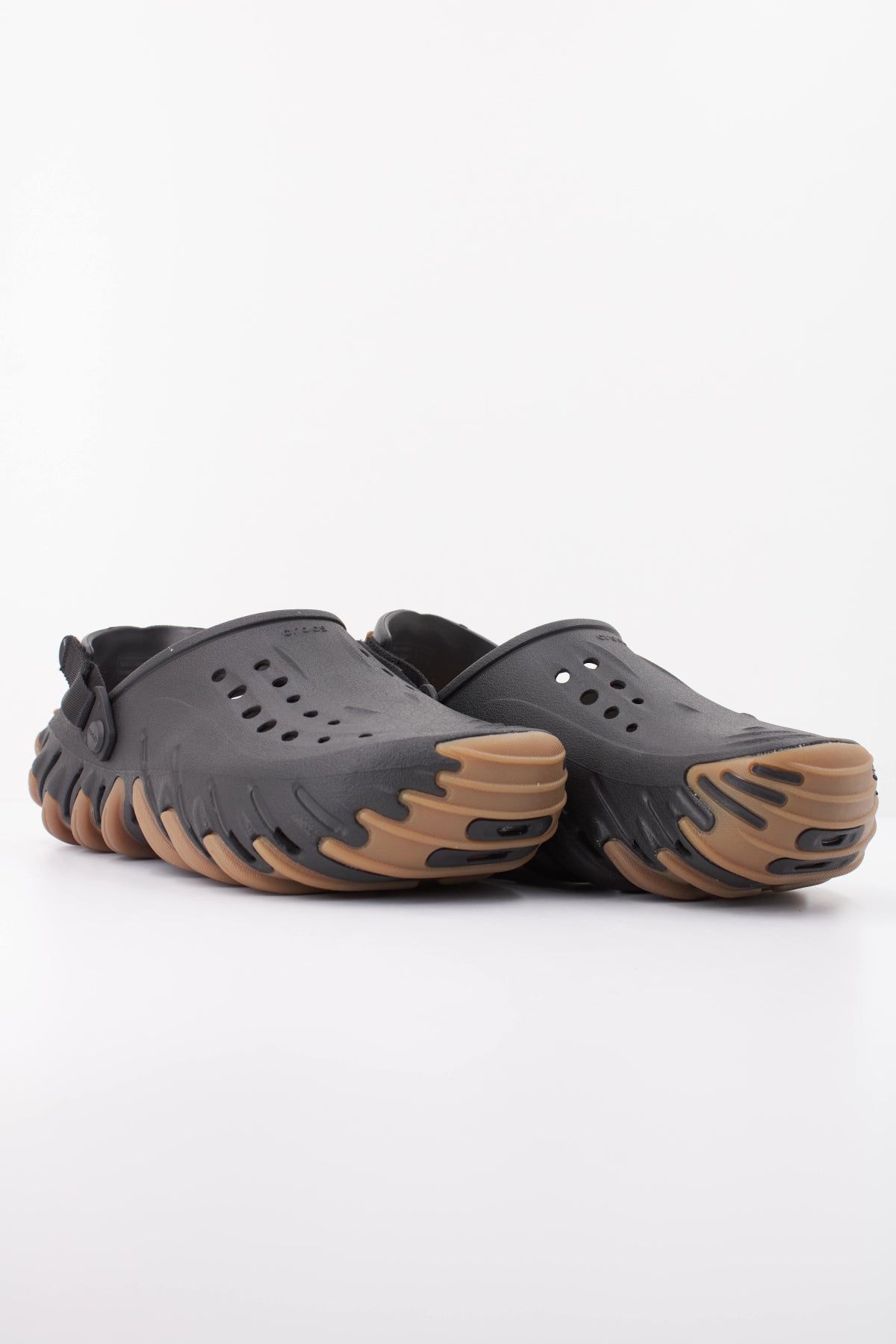 CROCS ECHO WAVE U en color NEGRO (2)
