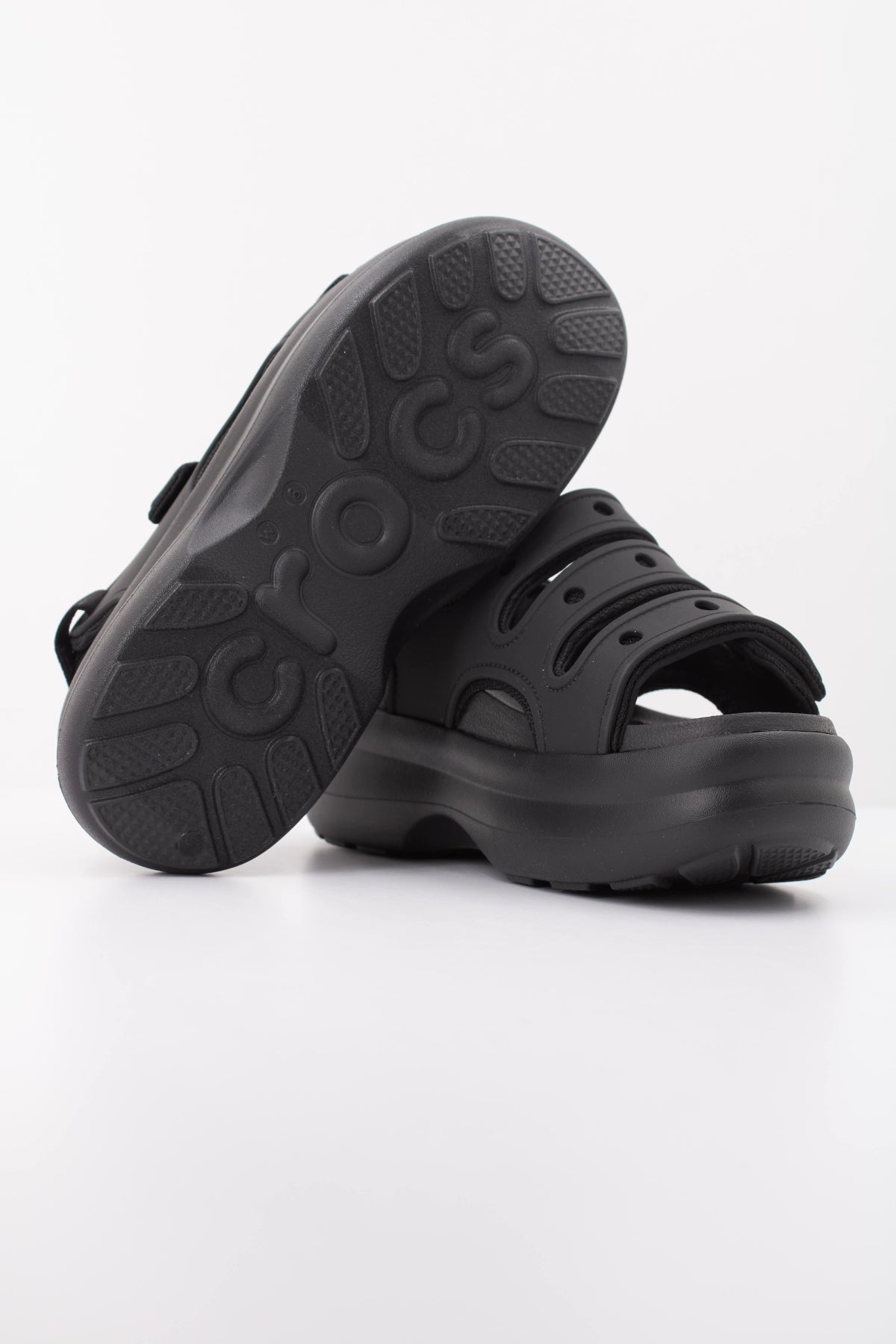CROCS FROSTED SPORT SANDAL en color NEGRO (5)