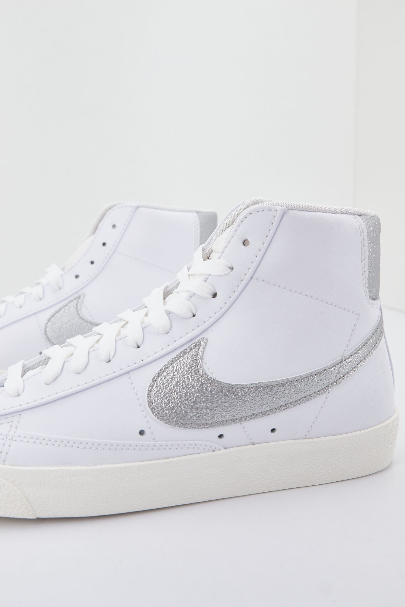 NIKE MID '77 MEN'S en color BLANCO (3)