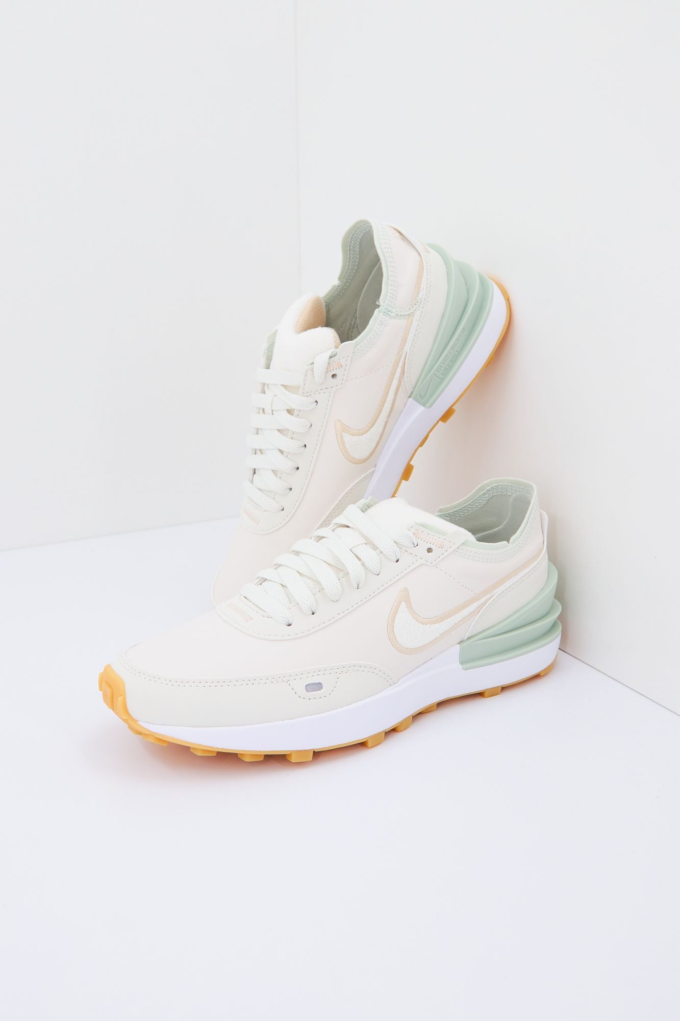 NIKE WAFFLE ONE SE HO22 en color BLANCO (2)