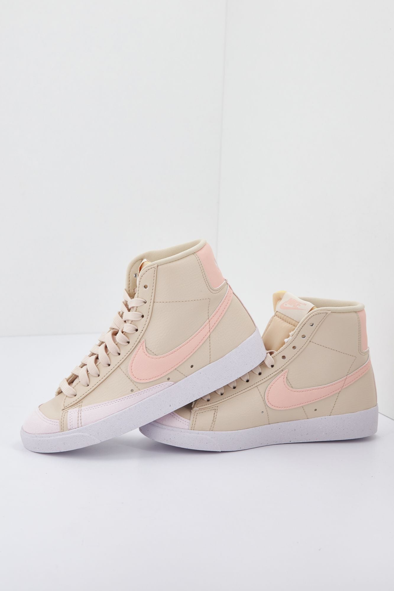 NIKE  BLAZER MID '77 NEXT NATURE en color BEIS (4)