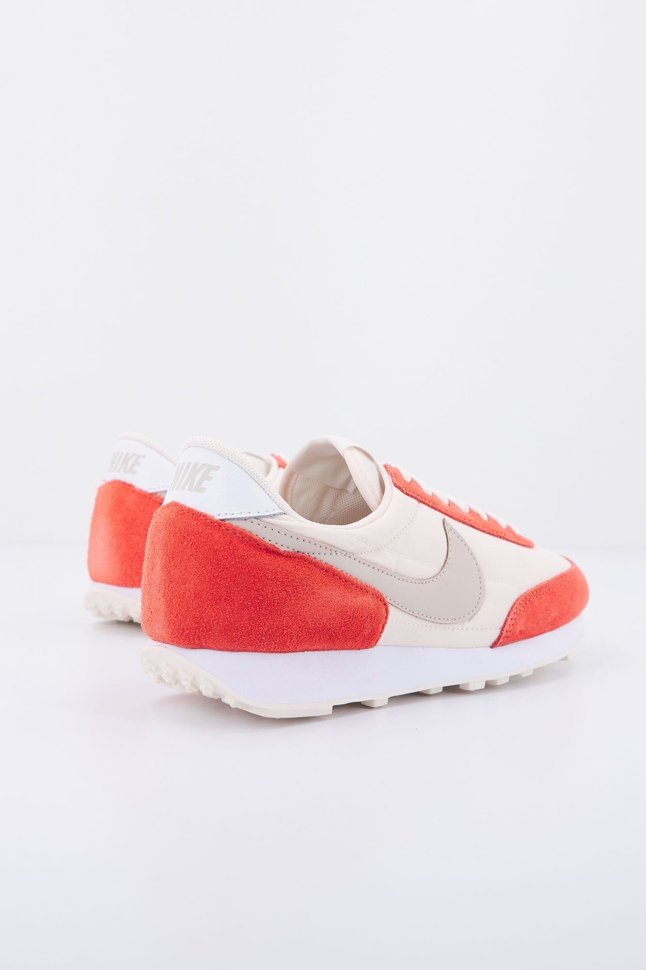 NIKE DAYBREAK en color BEIS (3)