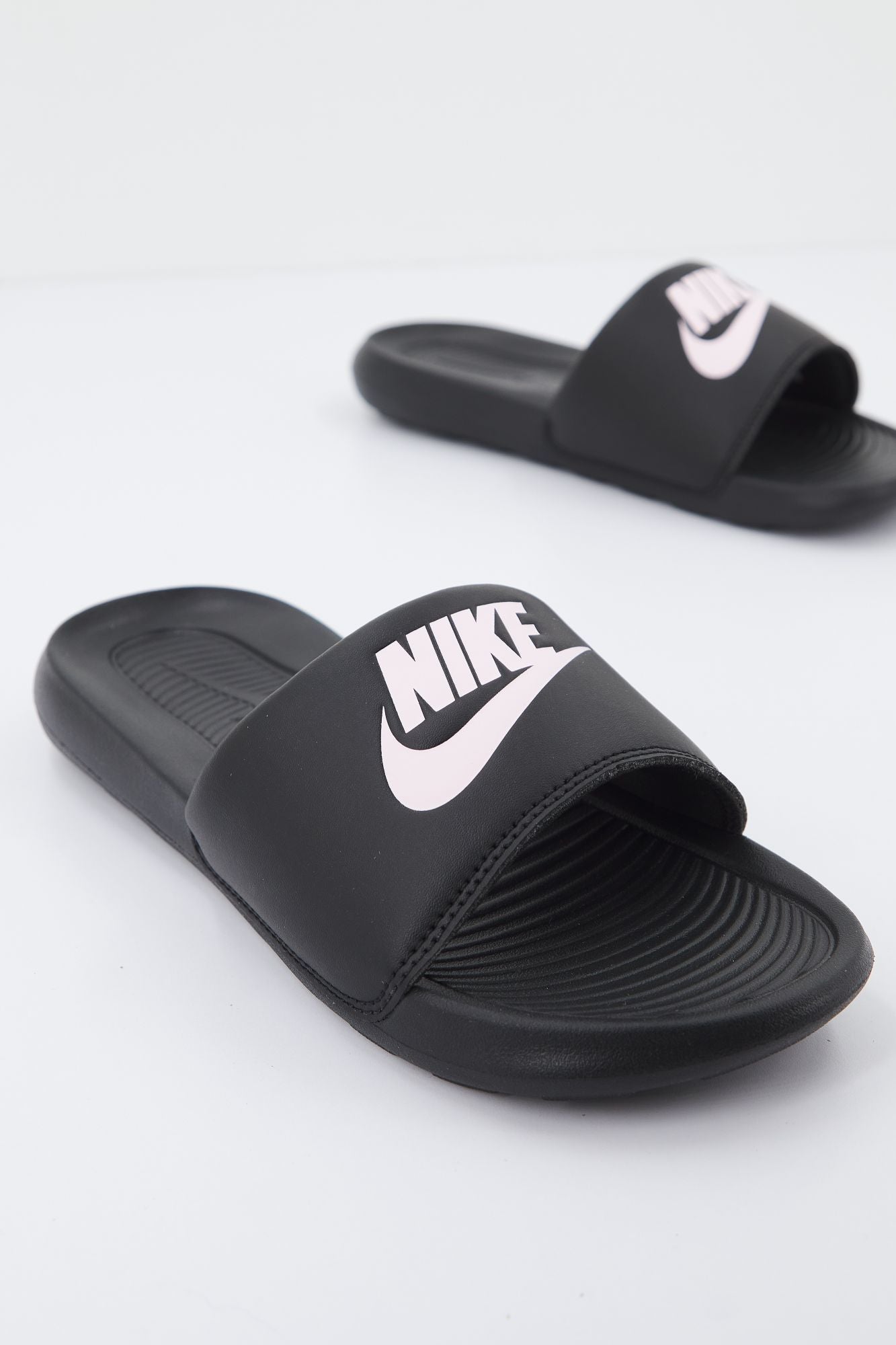 NIKE  WMNS VICTORI ONE SLIDE en color NEGRO (2)