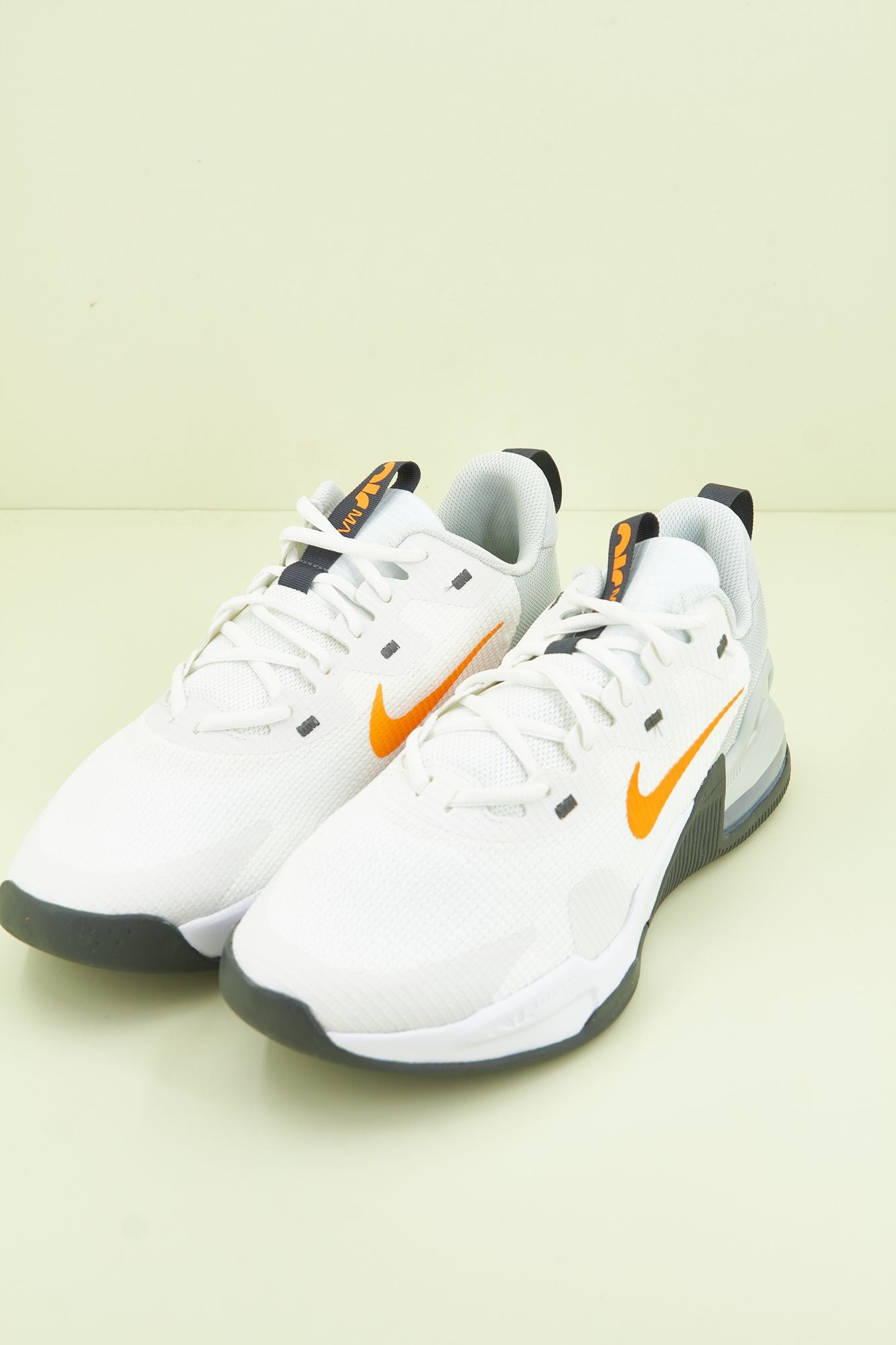 NIKE AIR MAX ALPHA TRAINER 5 en color BLANCO (2)