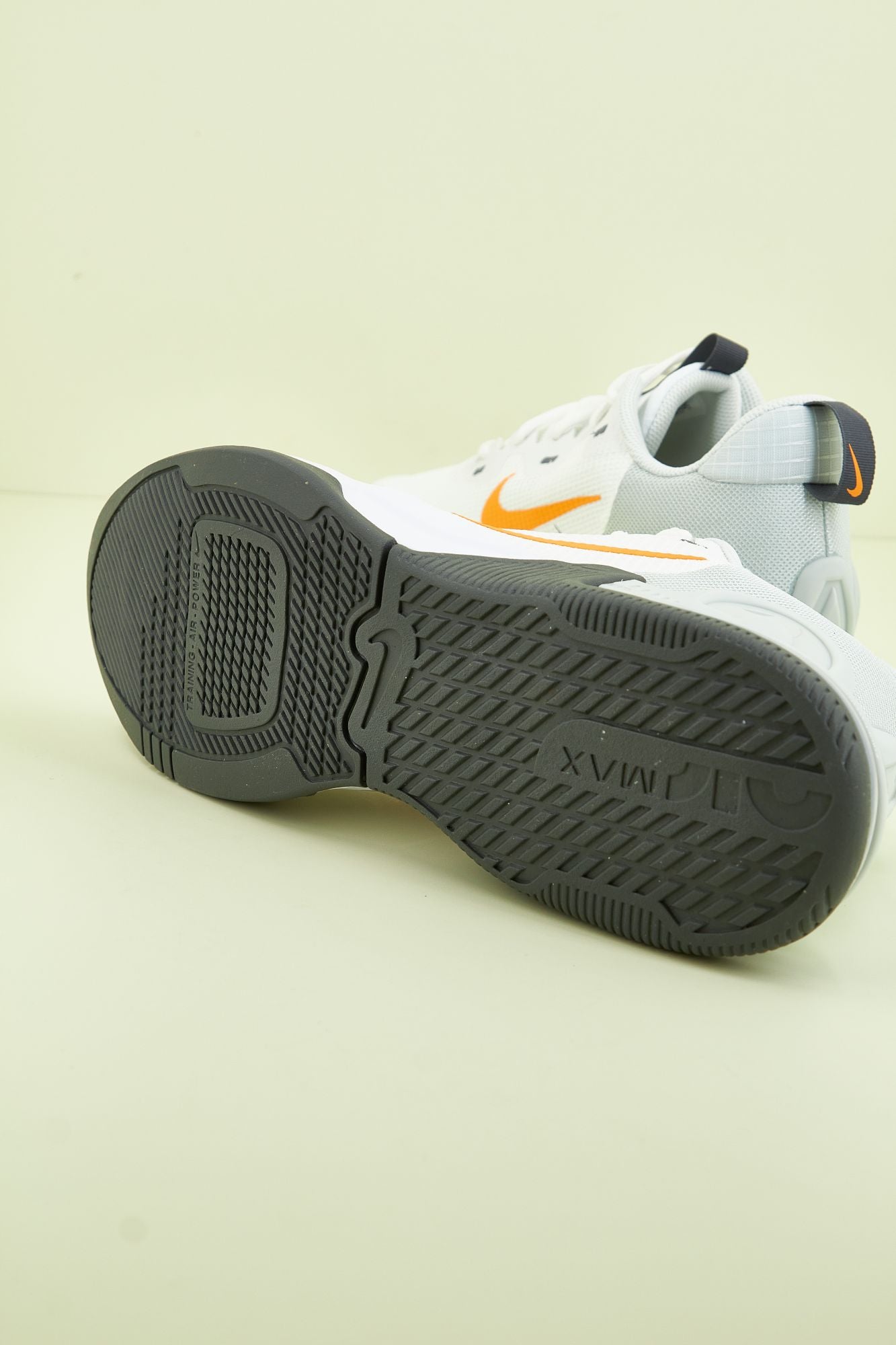 NIKE AIR MAX ALPHA TRAINER 5 en color BLANCO (4)