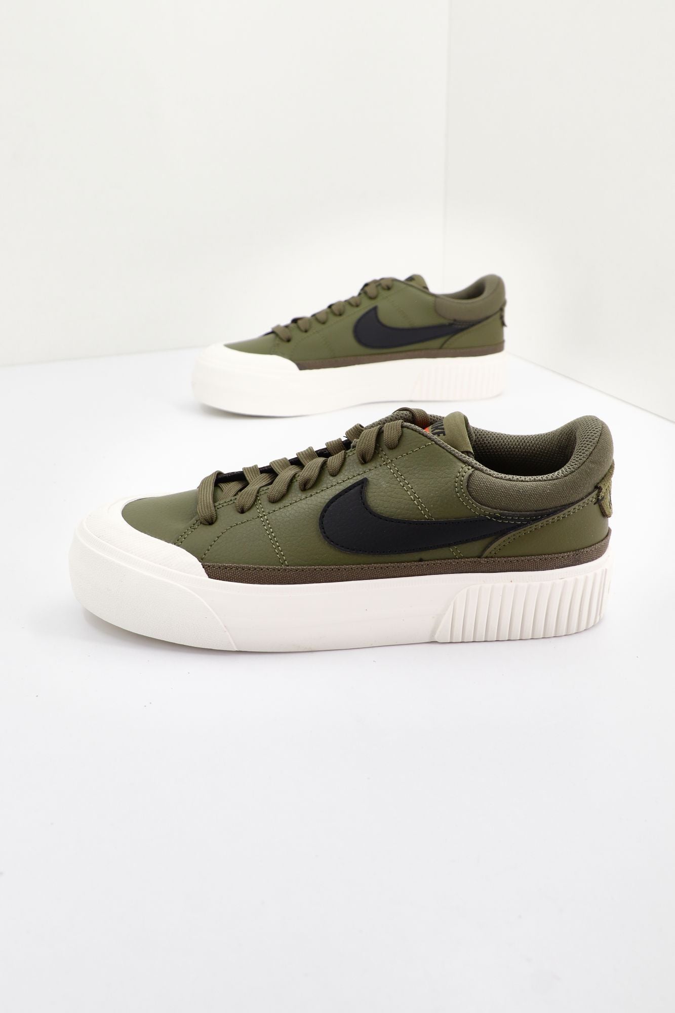 NIKE  COURT LEGACY LIFT en color VERDE (1)