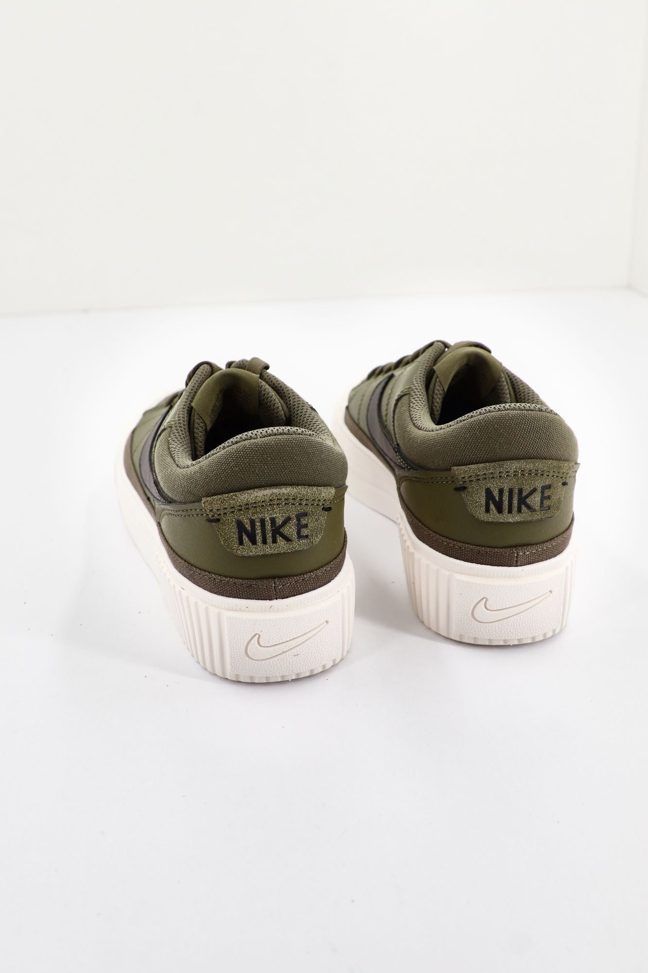 NIKE  COURT LEGACY LIFT en color VERDE (4)