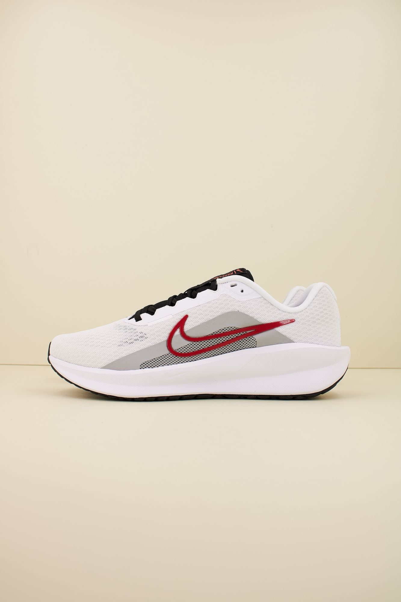 NIKE DOWNSHIFTER 13 en color BLANCO (1)