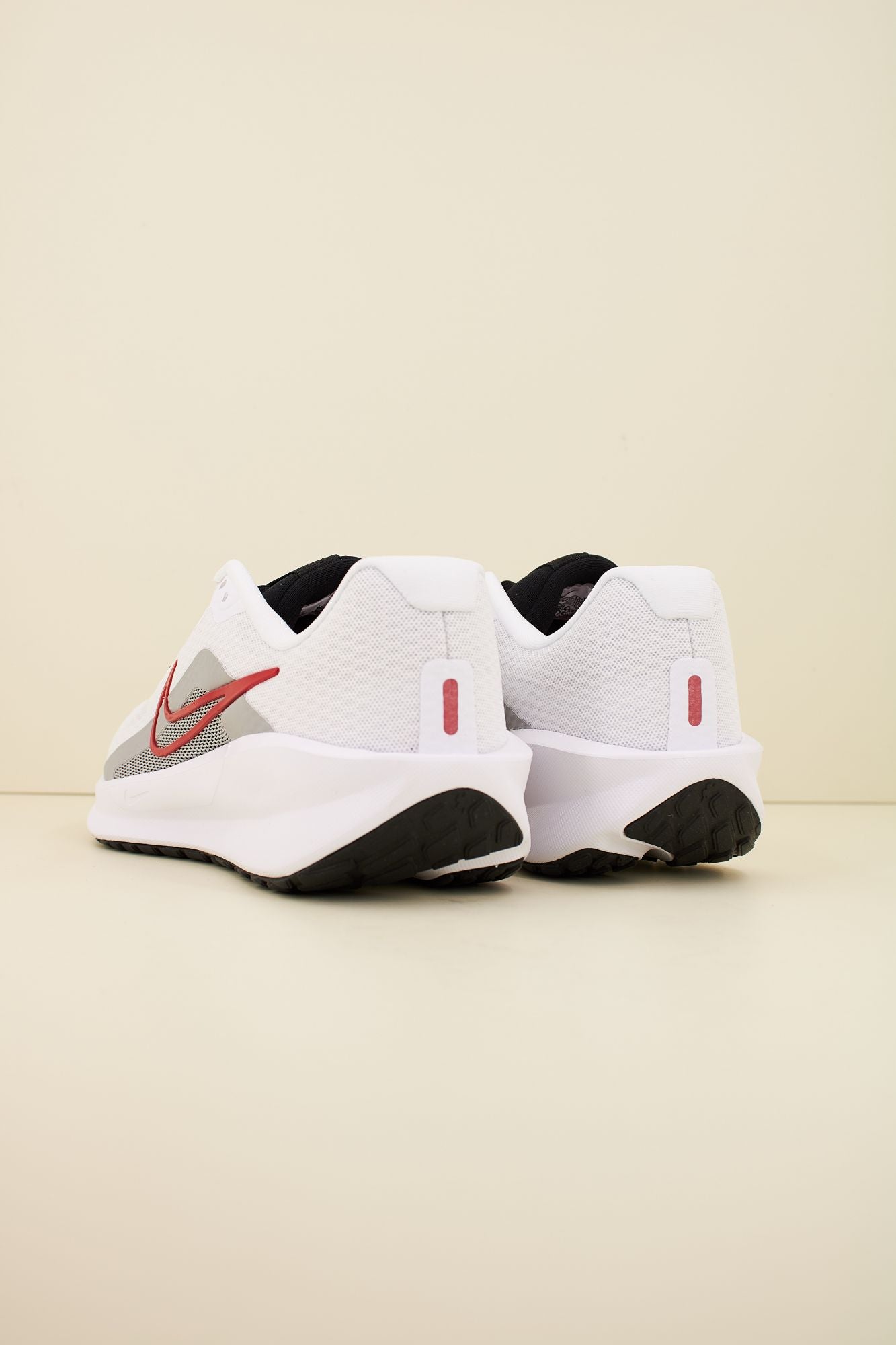 NIKE DOWNSHIFTER 13 en color BLANCO (3)