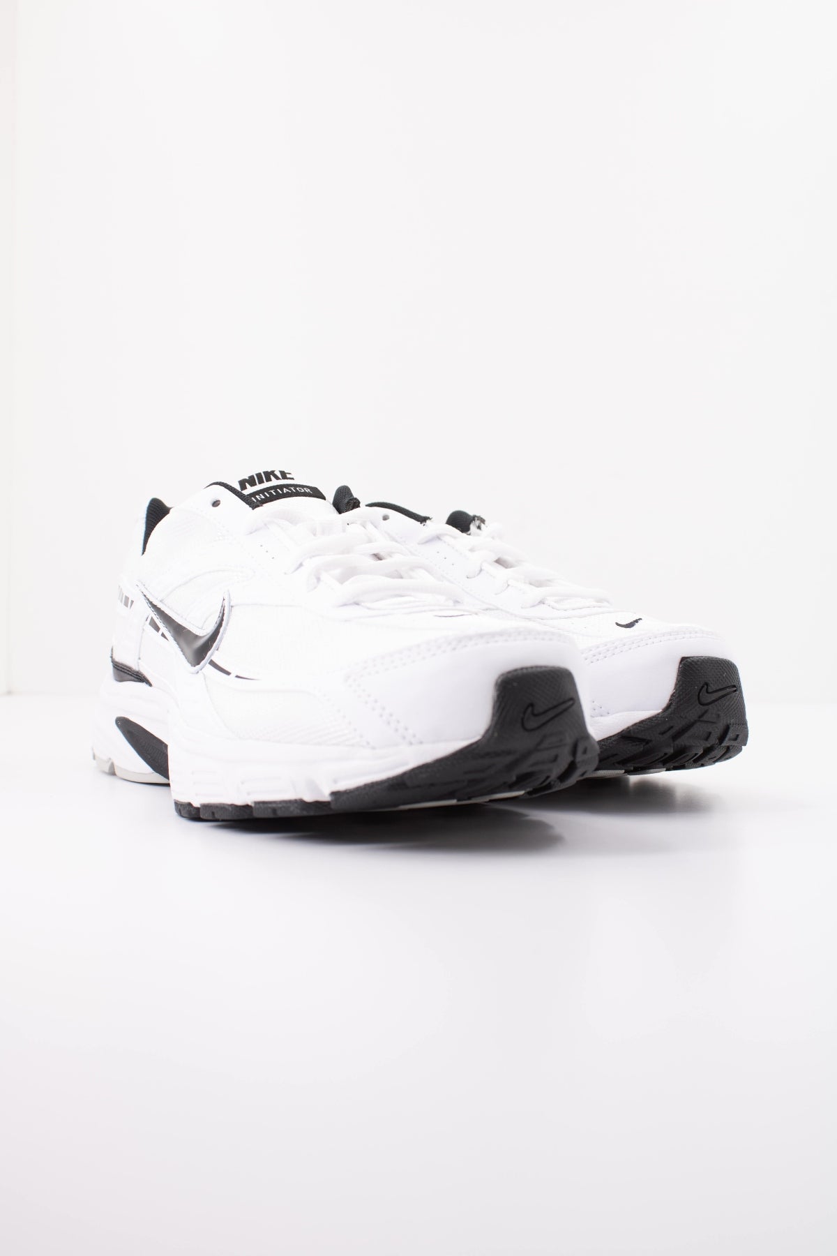 NIKE NIKE INITIATOR en color BLANCO (2)