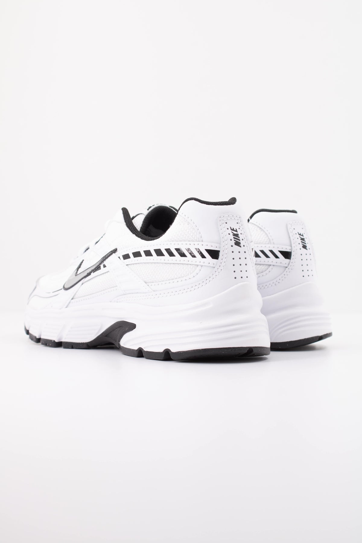 NIKE WMNS NIKE INITIATOR en color BLANCO (4)