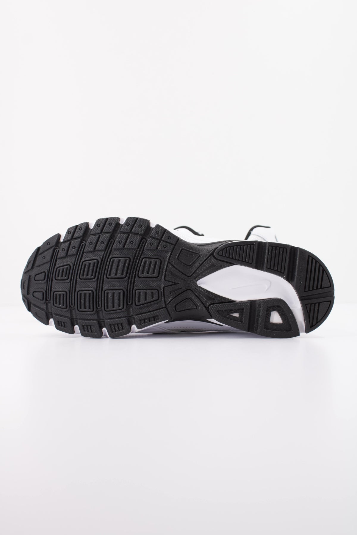 NIKE WMNS NIKE INITIATOR en color BLANCO (5)