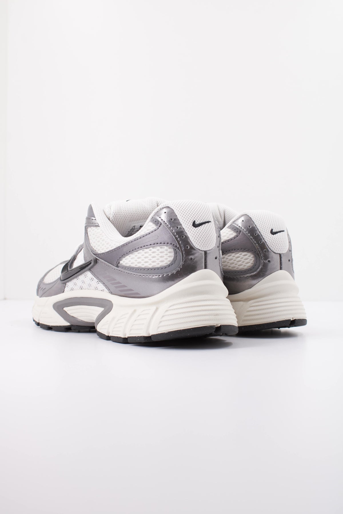 NIKE NIKE V5 RNR en color BLANCO (4)