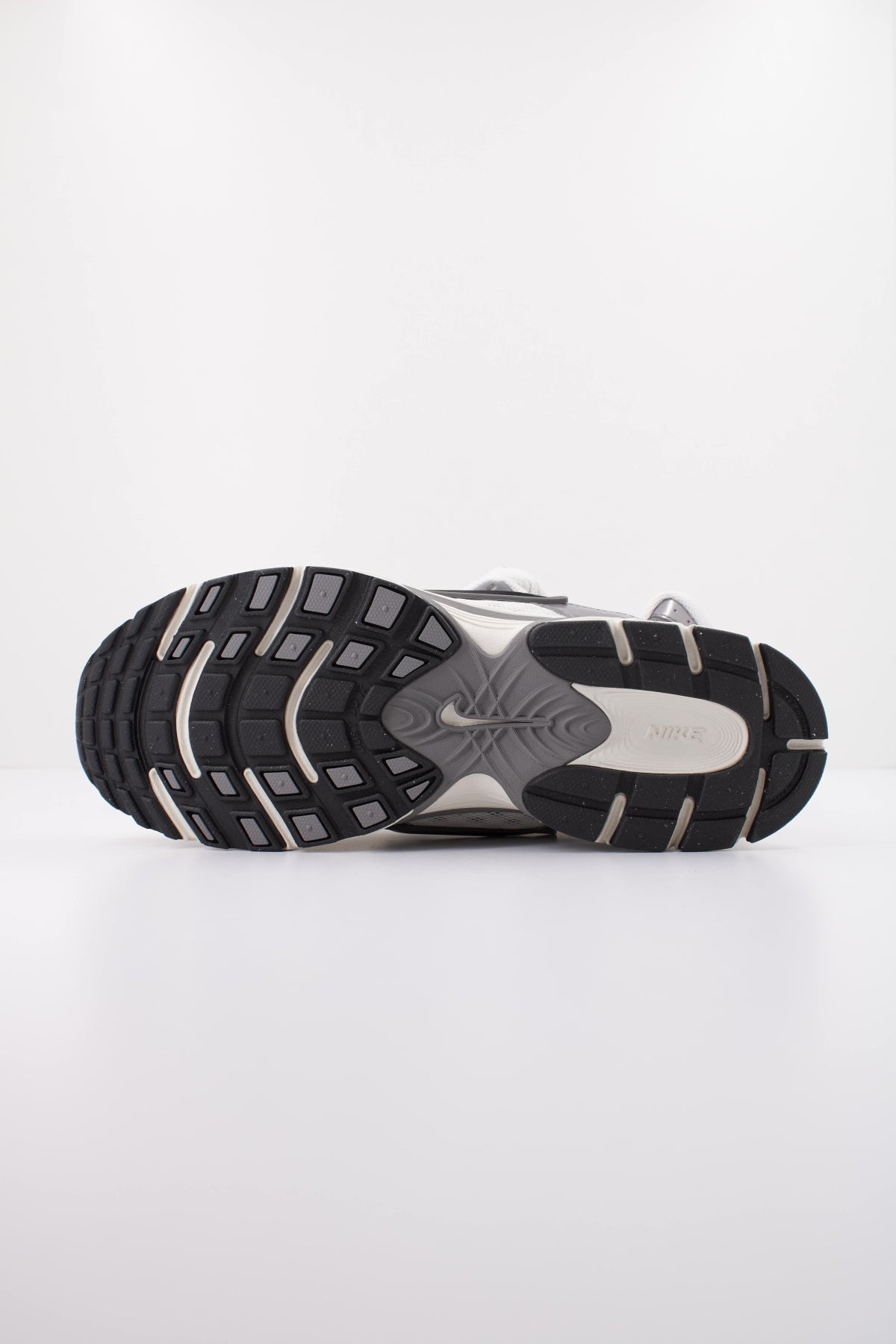 NIKE NIKE V5 RNR en color BLANCO (5)