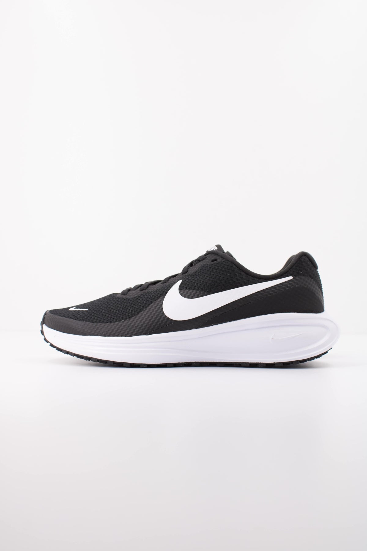 NIKE W NIKE REVOLUTION 8 en color NEGRO (1)