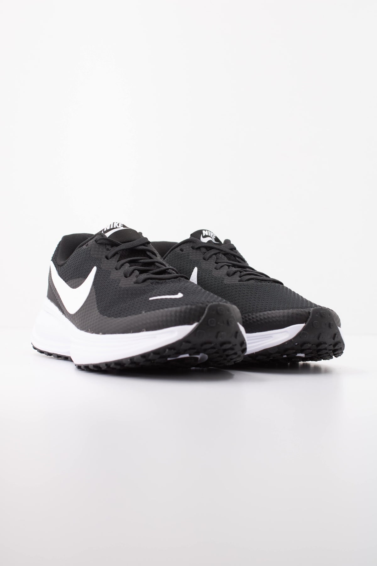 NIKE W NIKE REVOLUTION 8 en color NEGRO (2)
