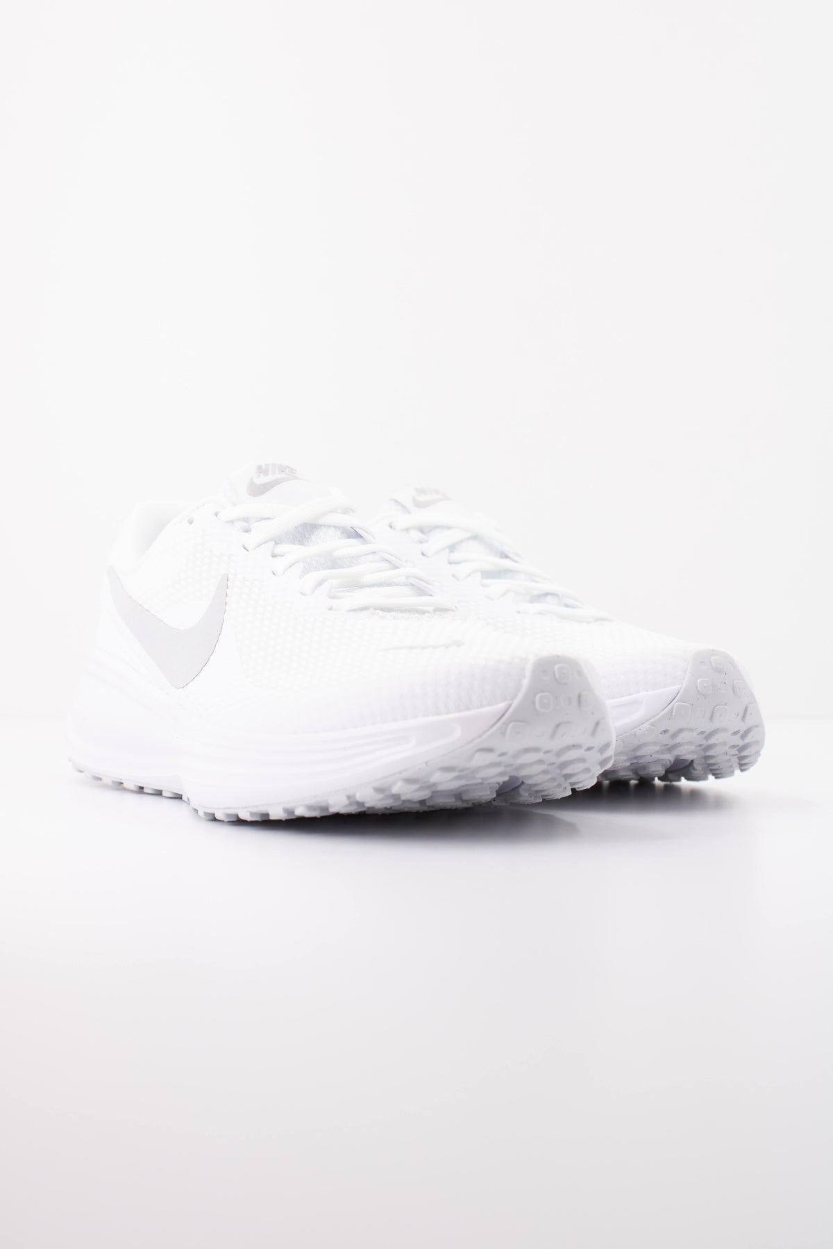 NIKE W NIKE REVOLUTION 8 en color BLANCO (2)
