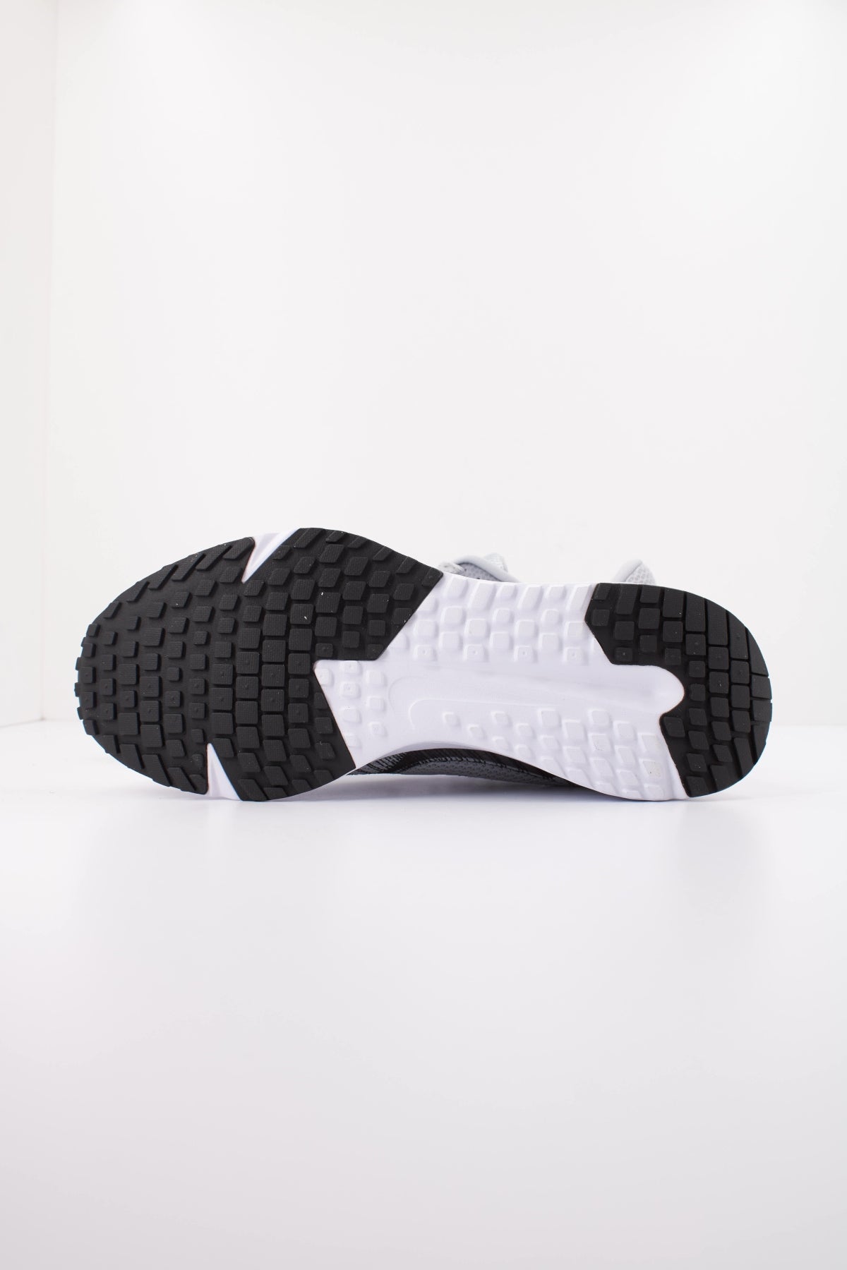 NIKE NIKE RUN DEFY en color GRIS (5)
