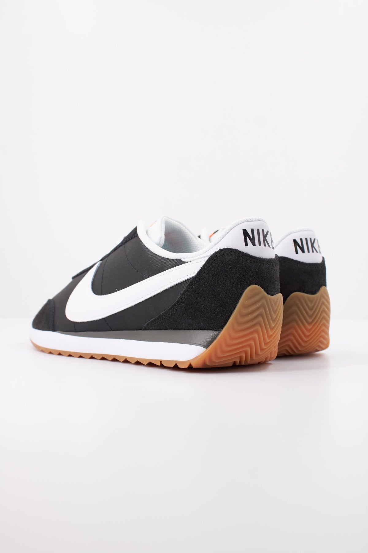 NIKE NIKE PACIFIC en color NEGRO (4)