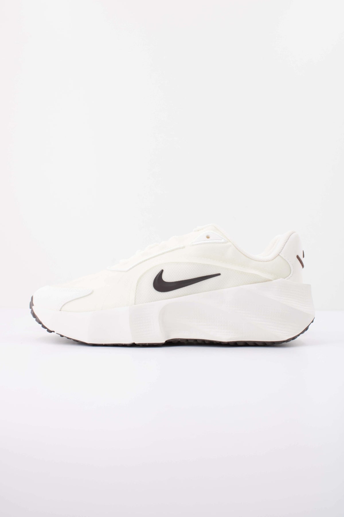 NIKE WMNS NIKE AURA EDGE en color BEIS (1)