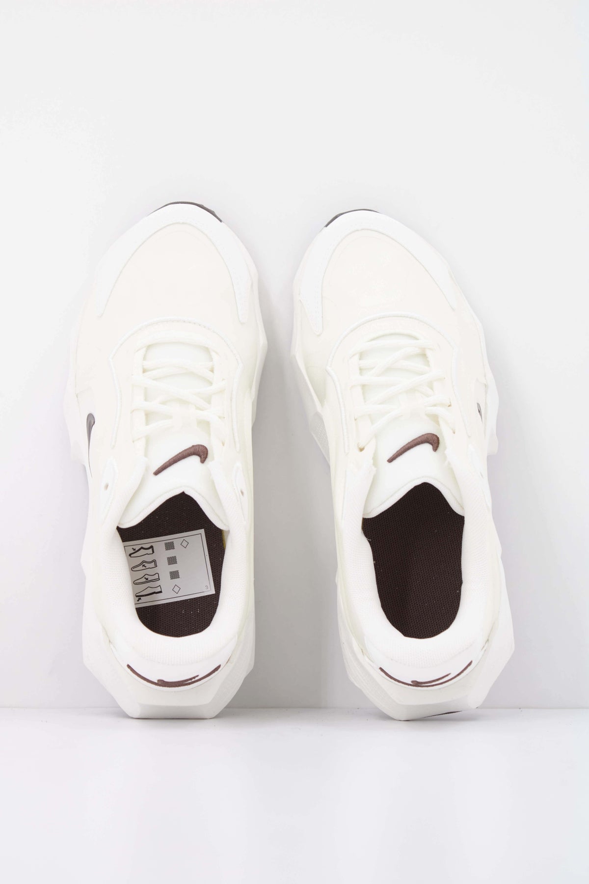 NIKE WMNS NIKE AURA EDGE en color BEIS (3)