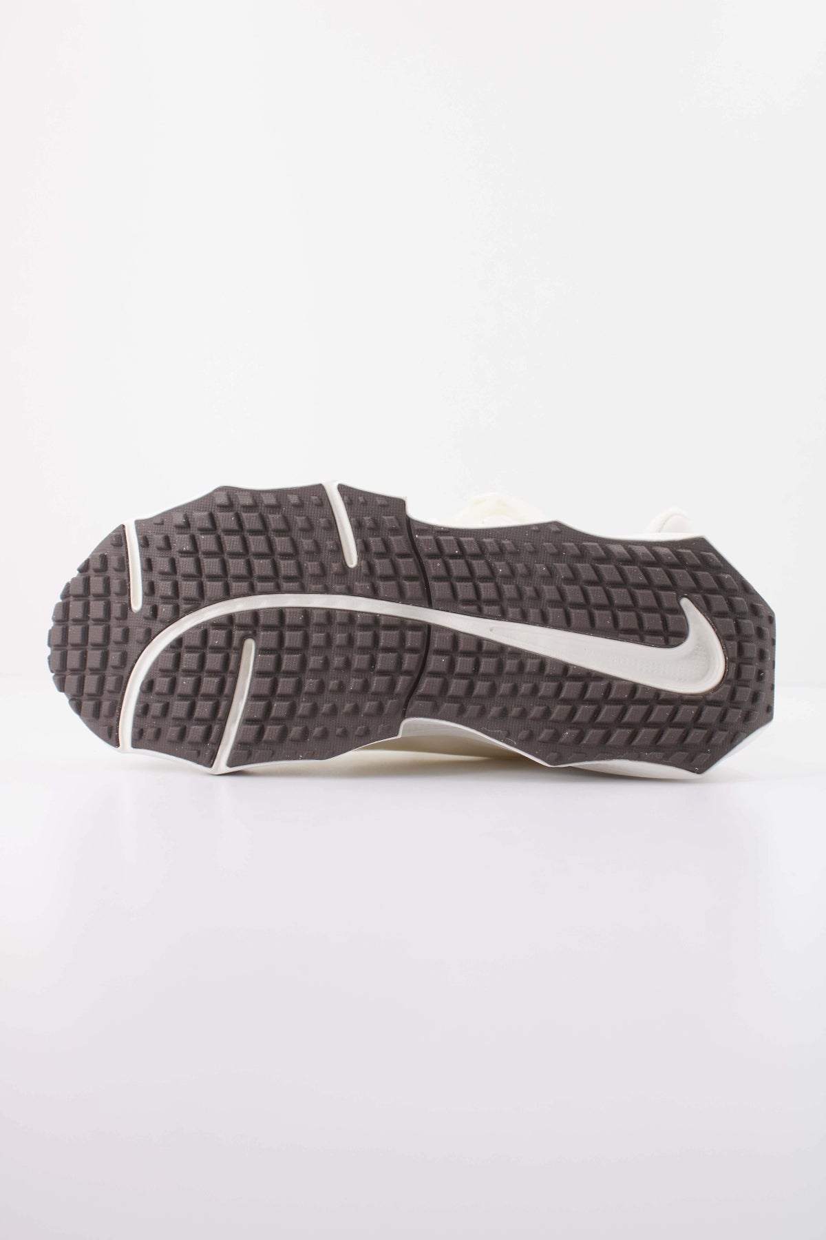 NIKE WMNS NIKE AURA EDGE en color BEIS (5)
