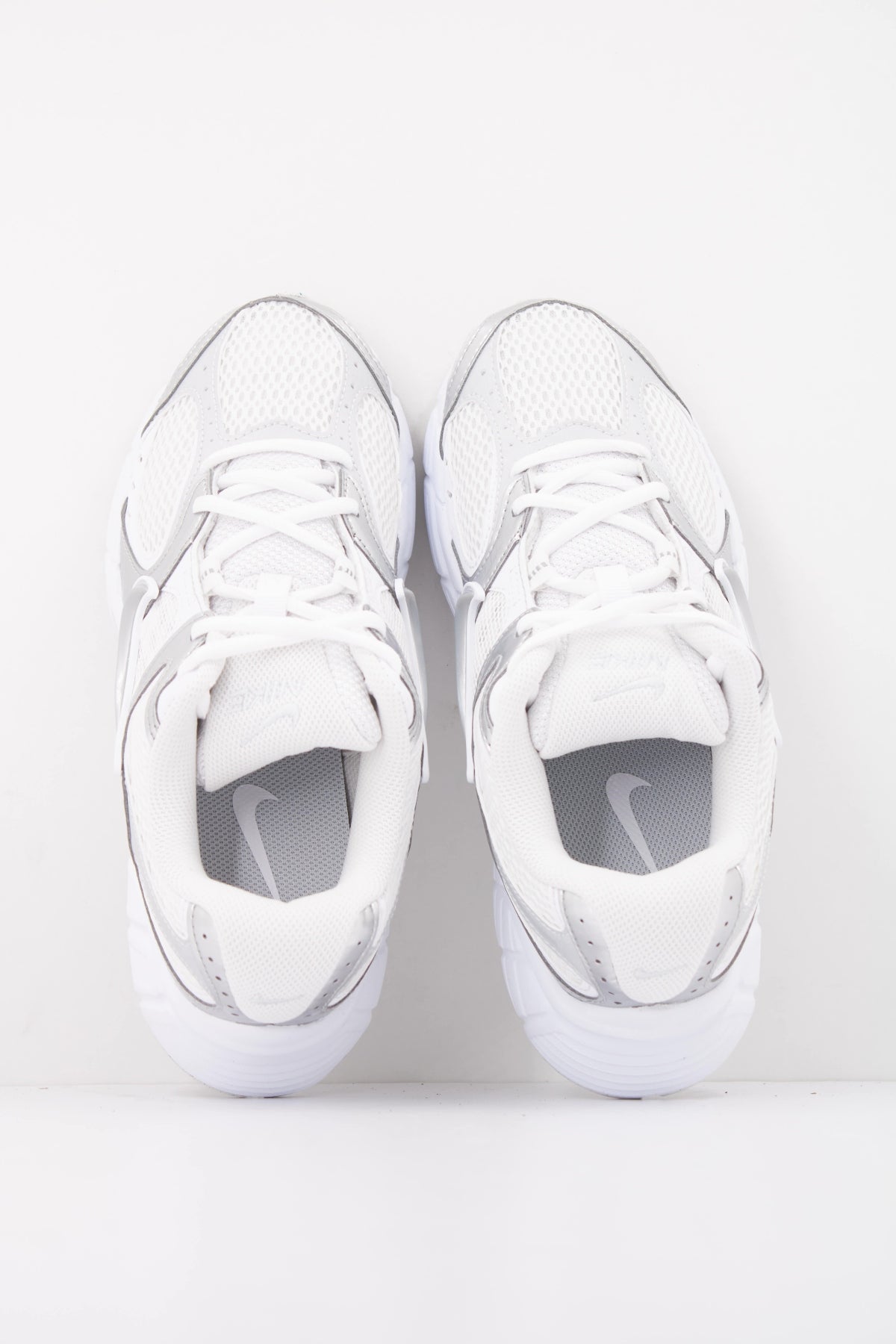 NIKE W NIKE V5 RNR en color BLANCO (3)