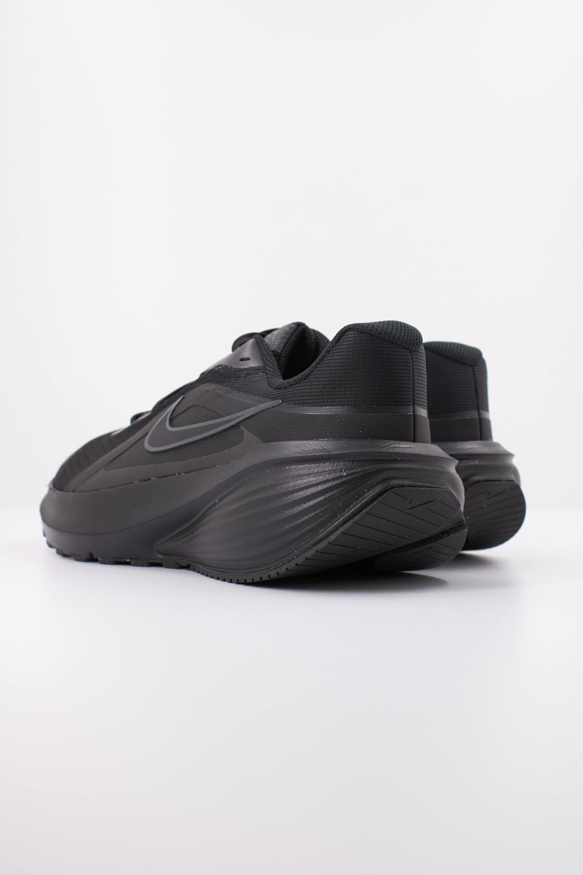 NIKE NIKE DOWNSHIFTER 14 en color NEGRO (4)