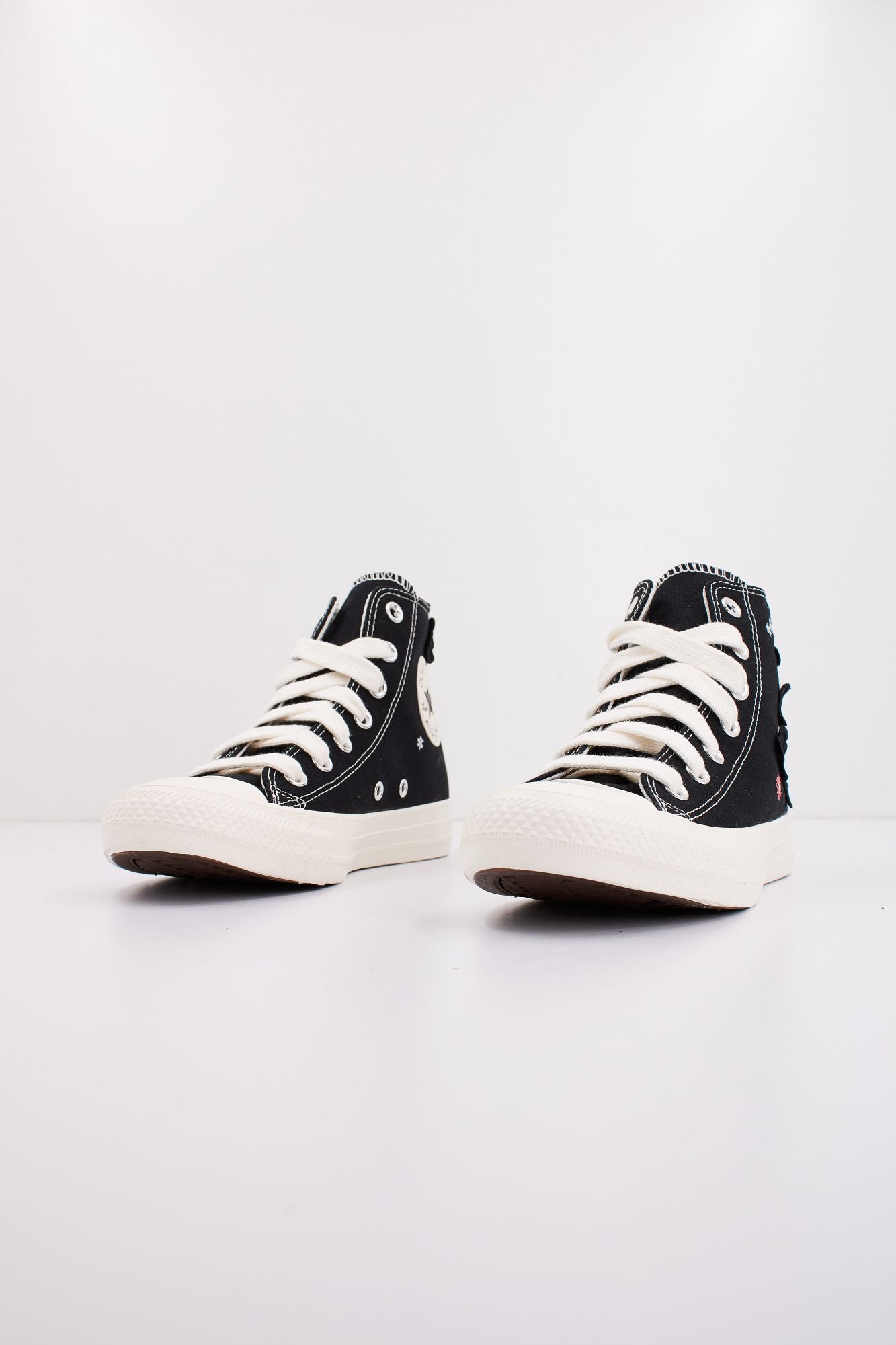 CONVERSE CTAS FLOWER PLAY HI BLACK en color NEGRO (2)