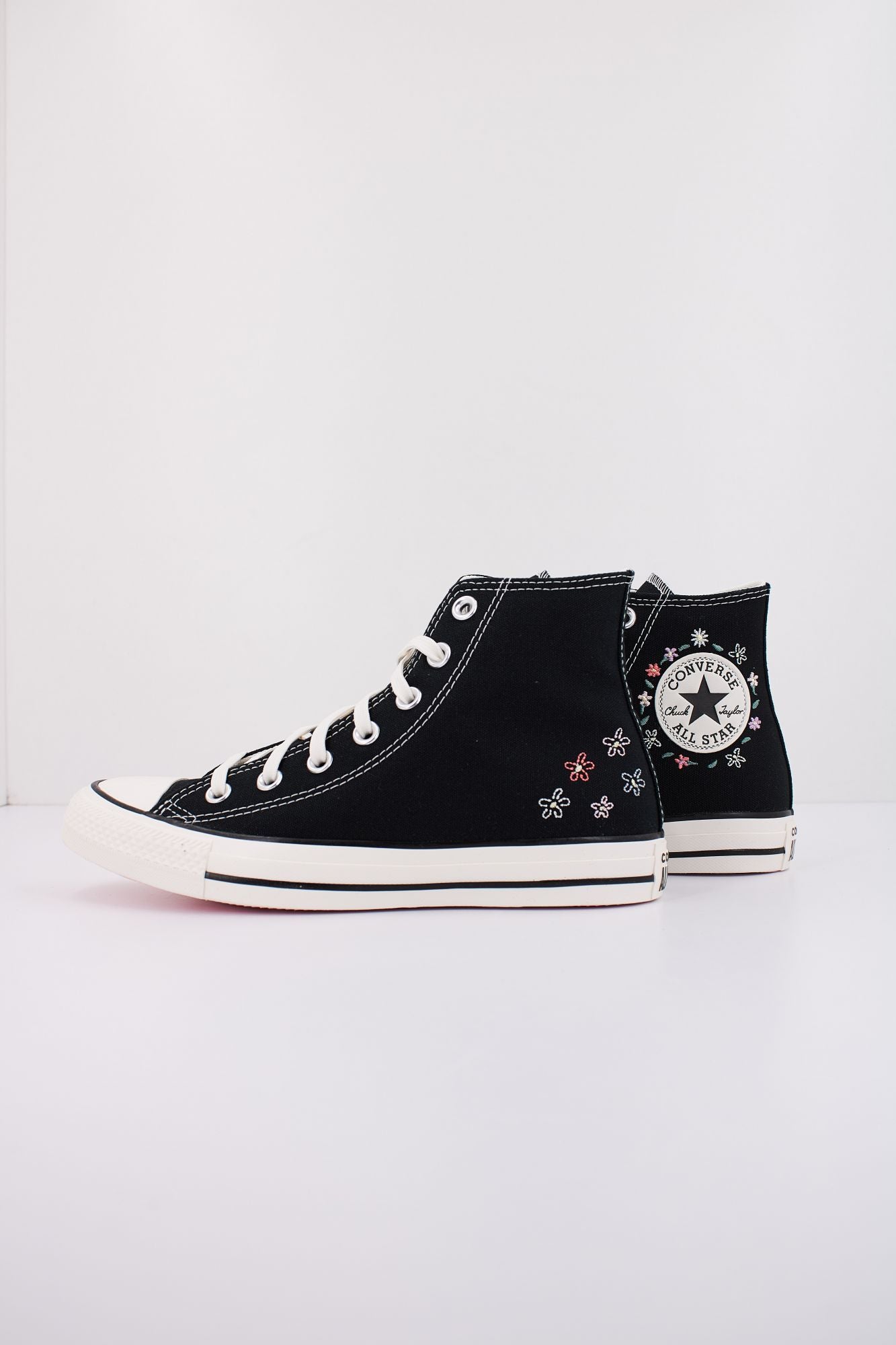 CONVERSE  CHUCK TAYLOR ALL STAR EMBROIDERED LITTLE FLOWERS en color NEGRO (1)