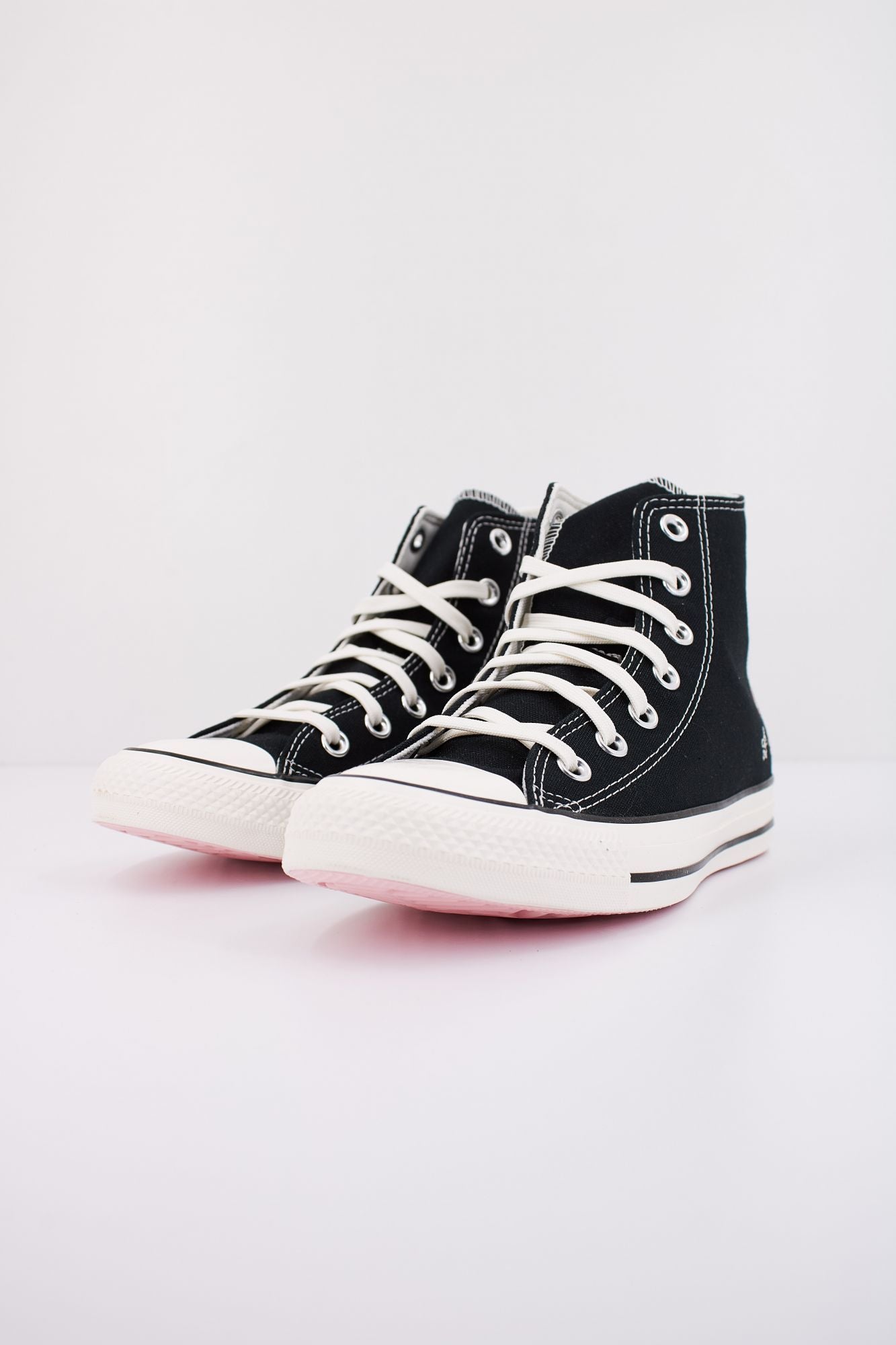 CONVERSE  CHUCK TAYLOR ALL STAR EMBROIDERED LITTLE FLOWERS en color NEGRO (2)