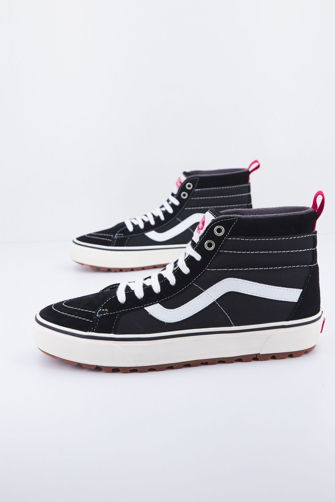 VANS UA SK8- HI MTE-30 en color NEGRO (2)