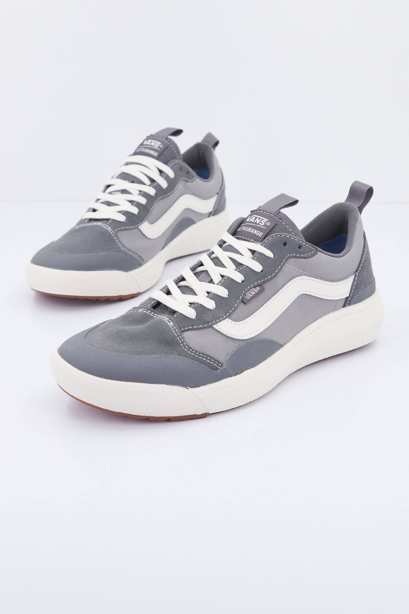 VANS UA ULTRARANGE EXO SE en color GRIS (1)