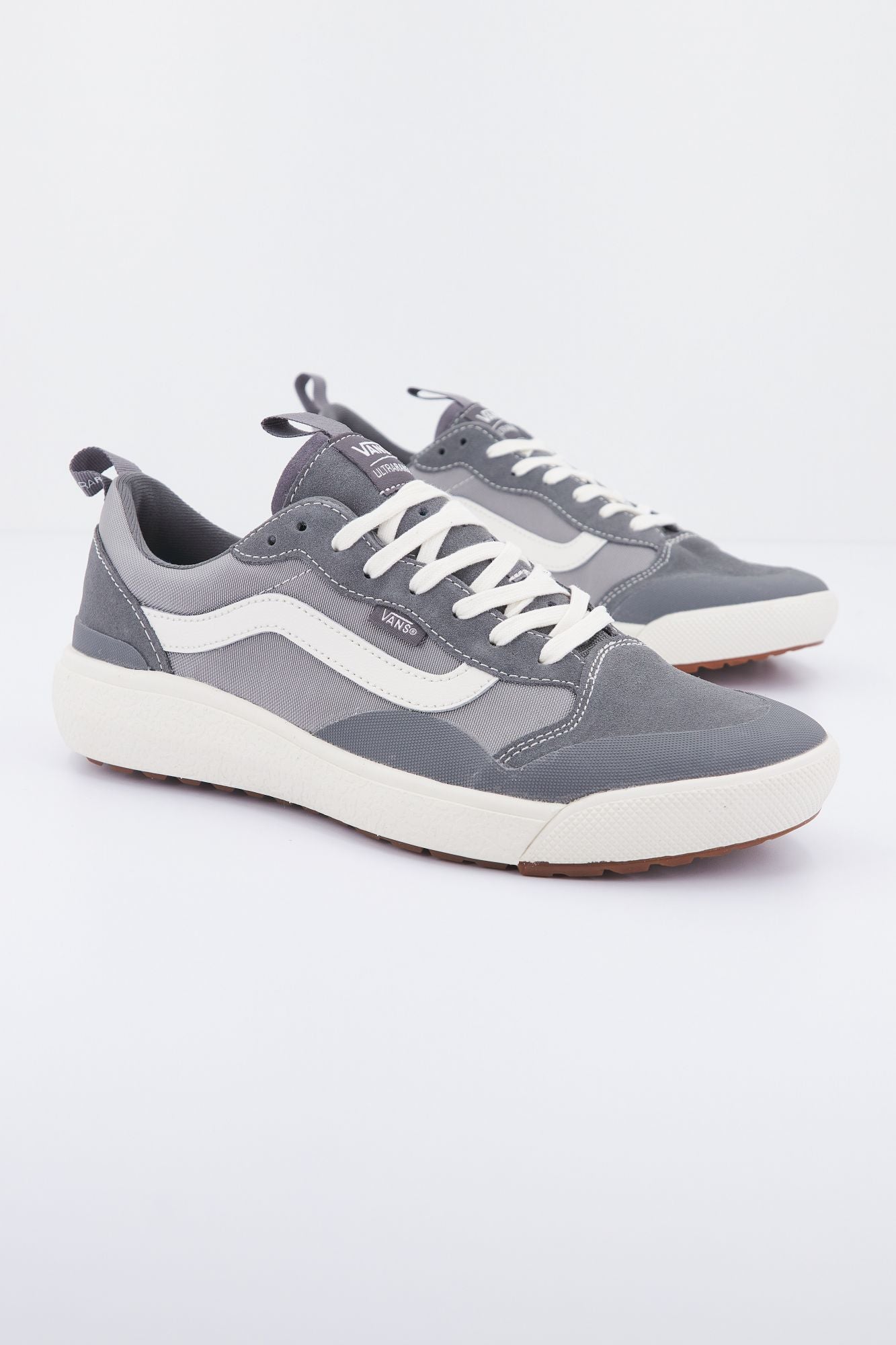 VANS UA ULTRARANGE EXO SE en color GRIS (2)