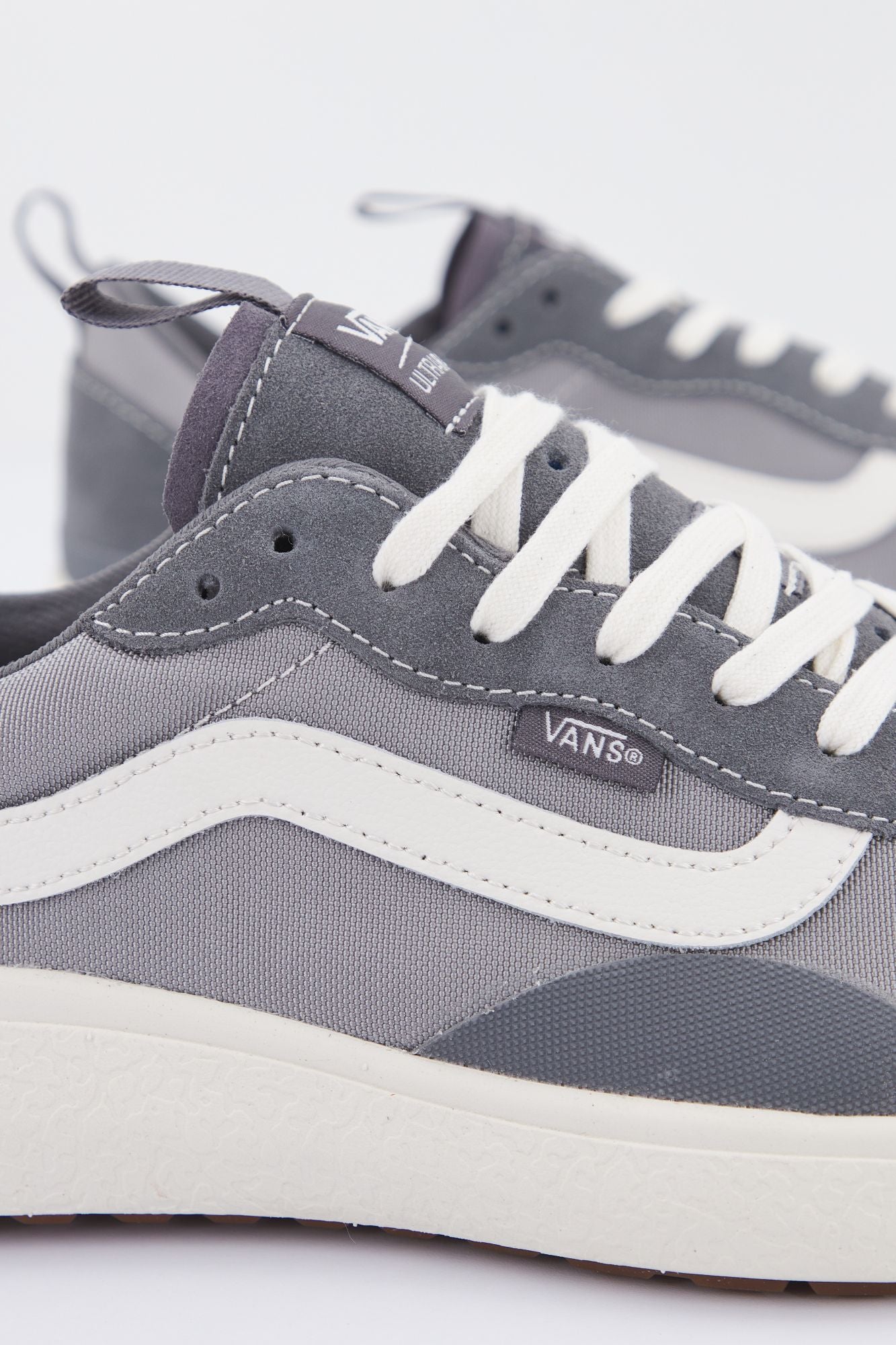 VANS UA ULTRARANGE EXO SE en color GRIS (4)
