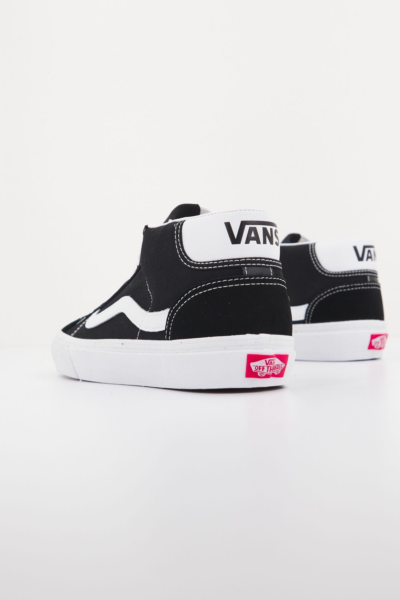 VANS UA MID SKOOL 37 en color NEGRO (2)