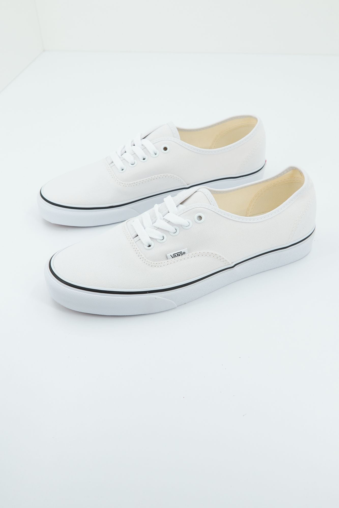 VANS  UA AUTHENTIC en color BLANCO (1)
