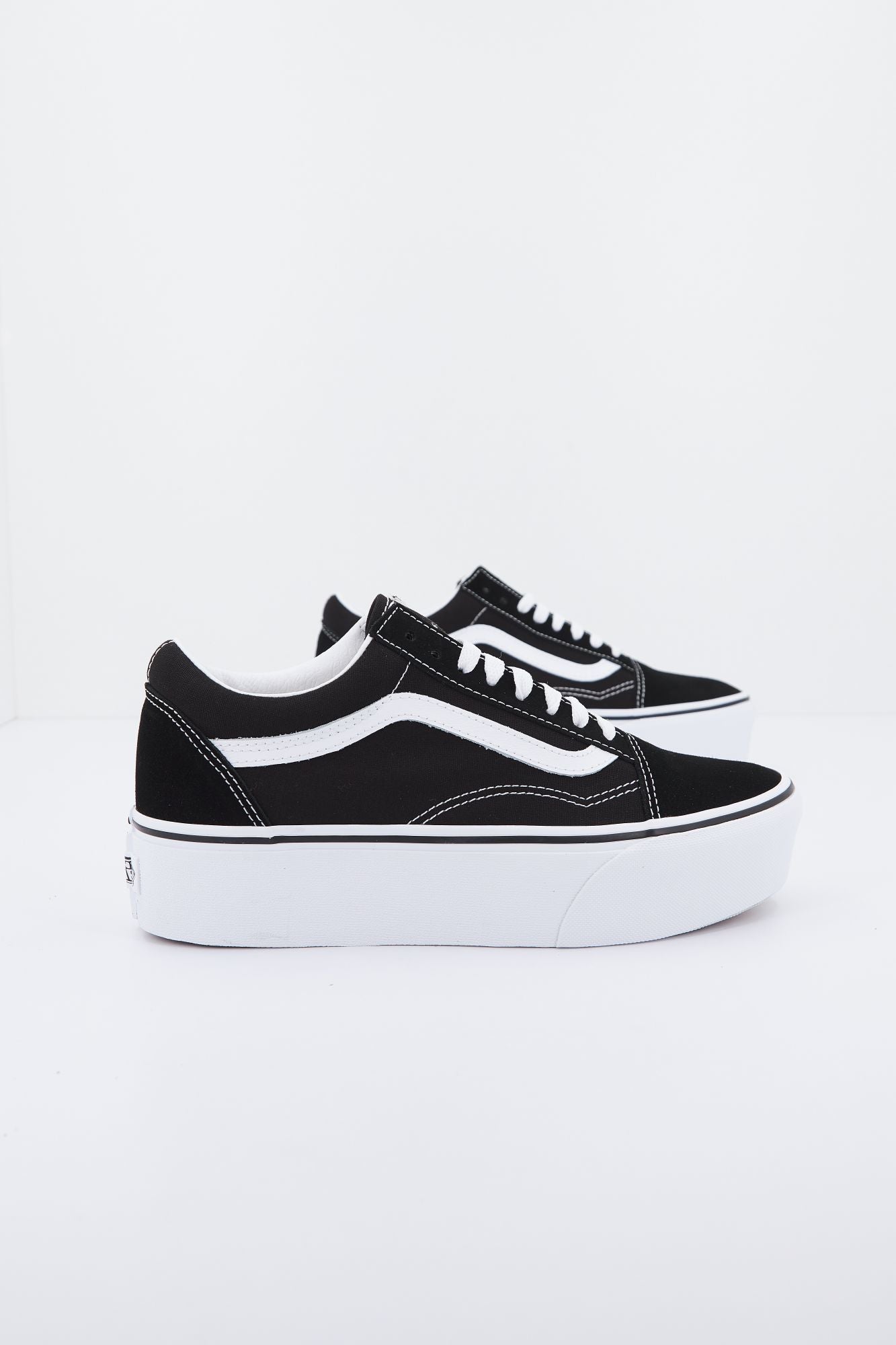 VANS  UA OLD SKOOL en color NEGRO (2)