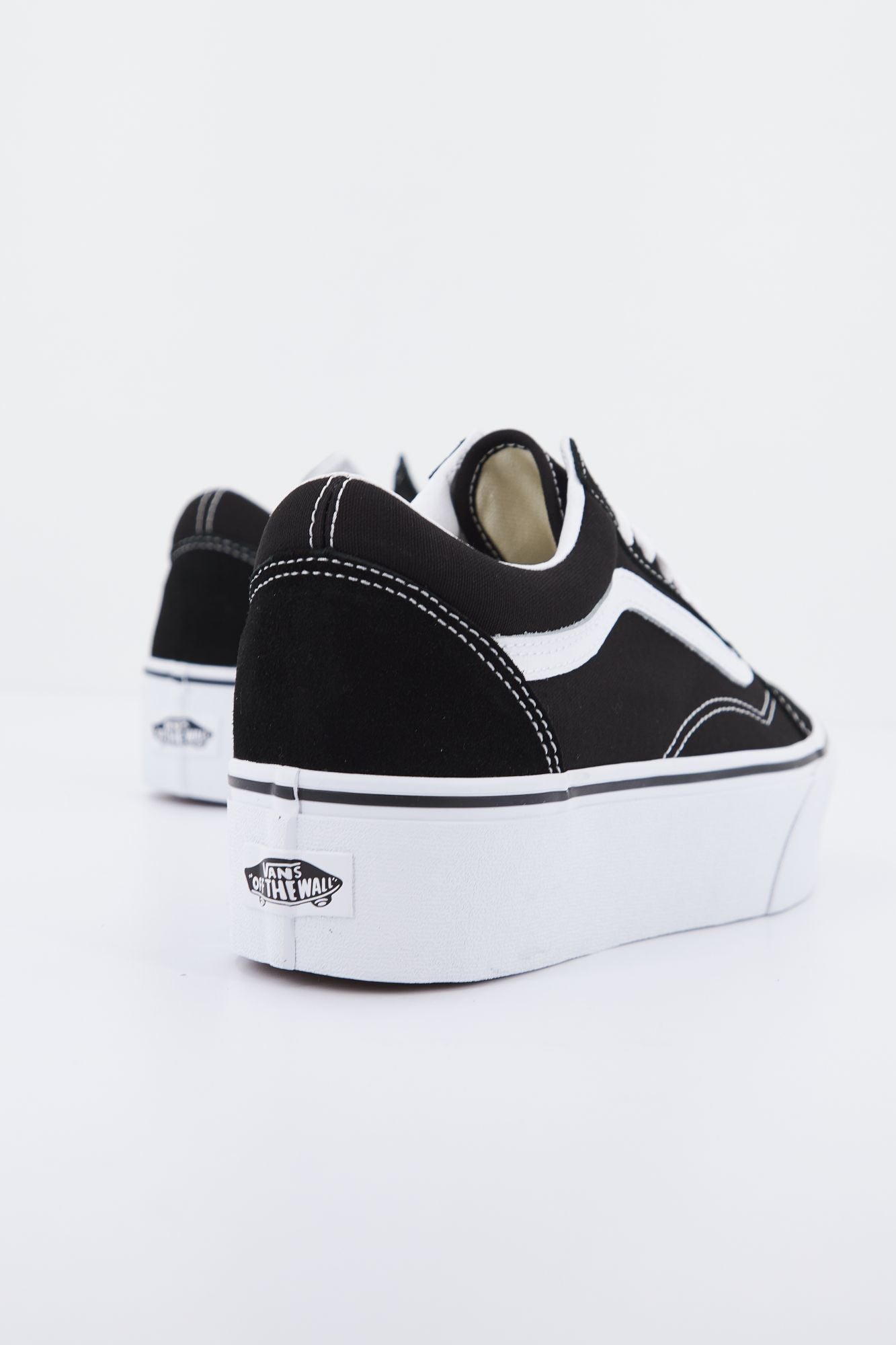 VANS  UA OLD SKOOL en color NEGRO (3)
