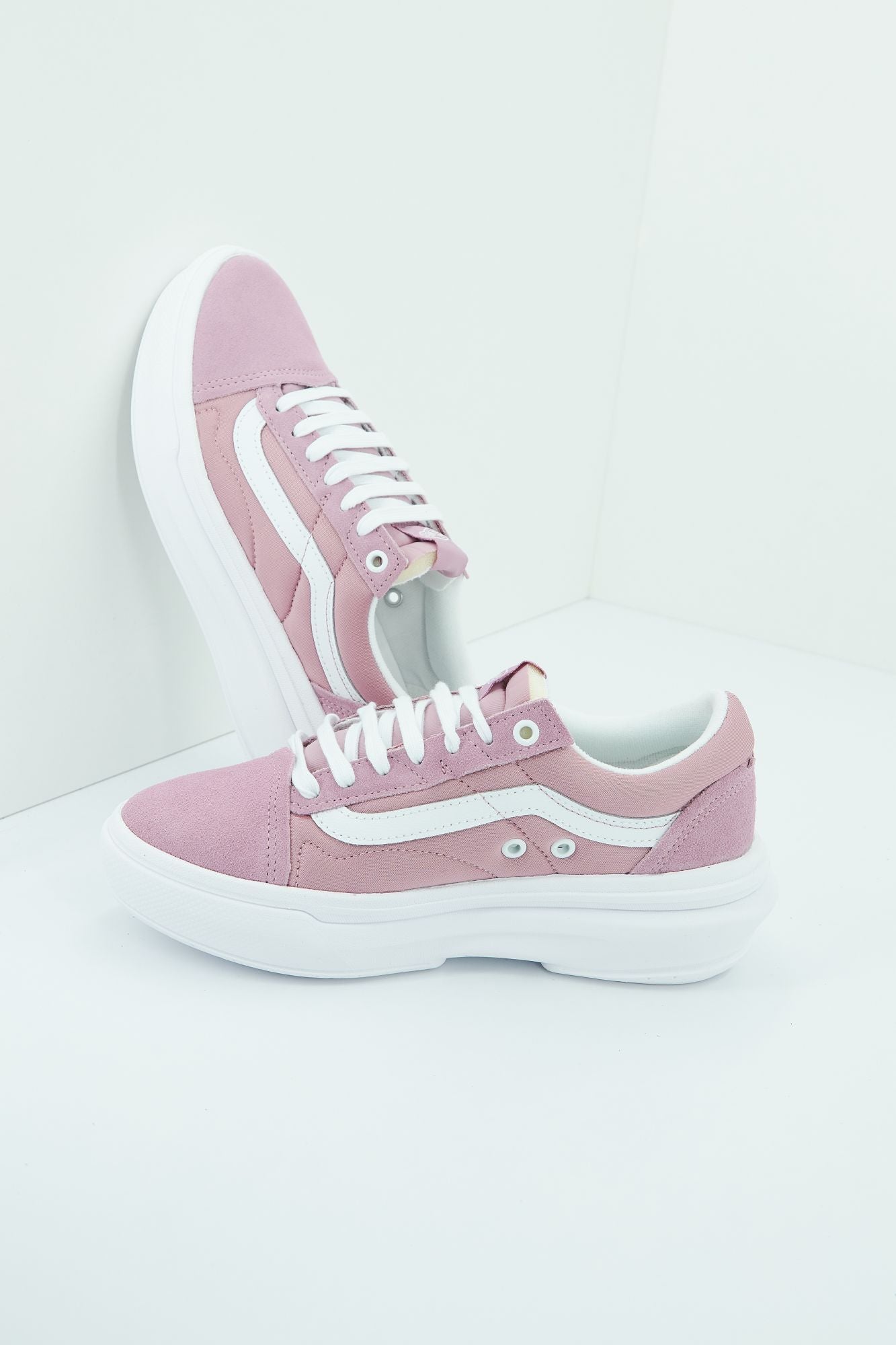 VANS  UA OLD SKOOL en color ROSA (2)