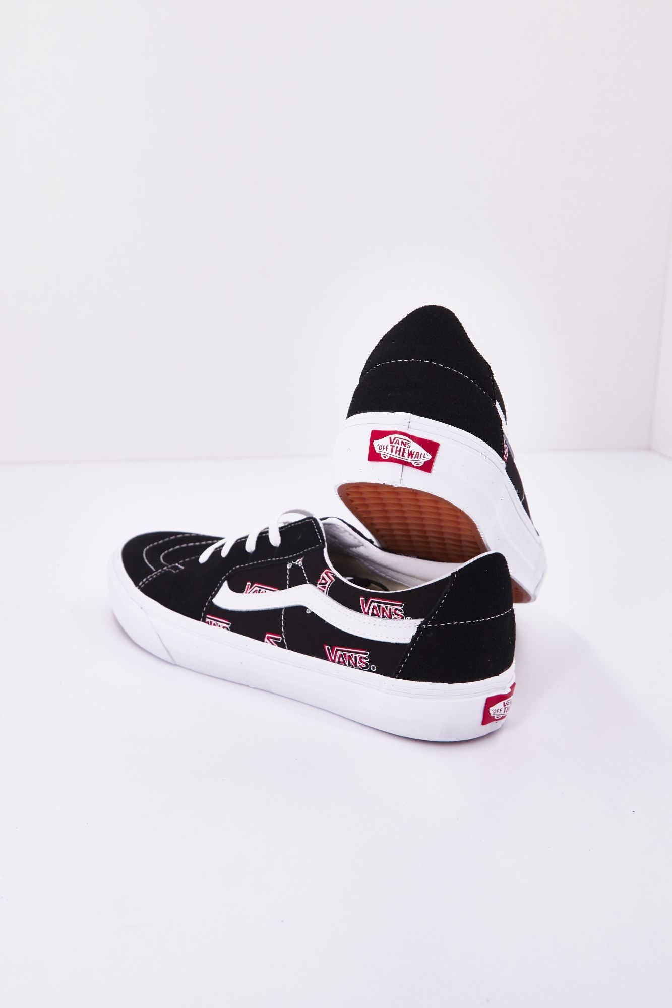 VANS  UA SK8-LOW en color NEGRO (4)