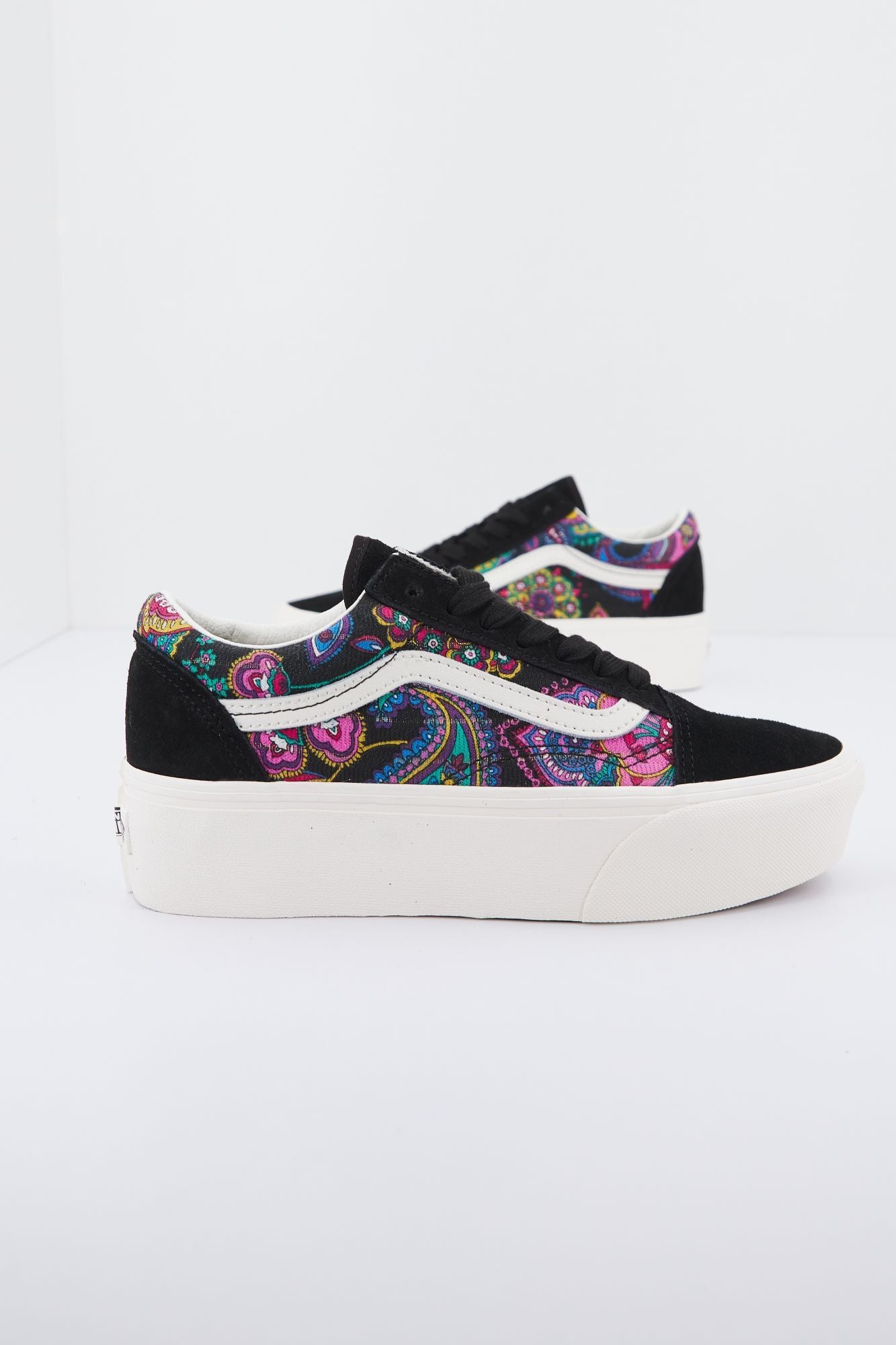 VANS  UA OLD SKOOL en color NEGRO (2)