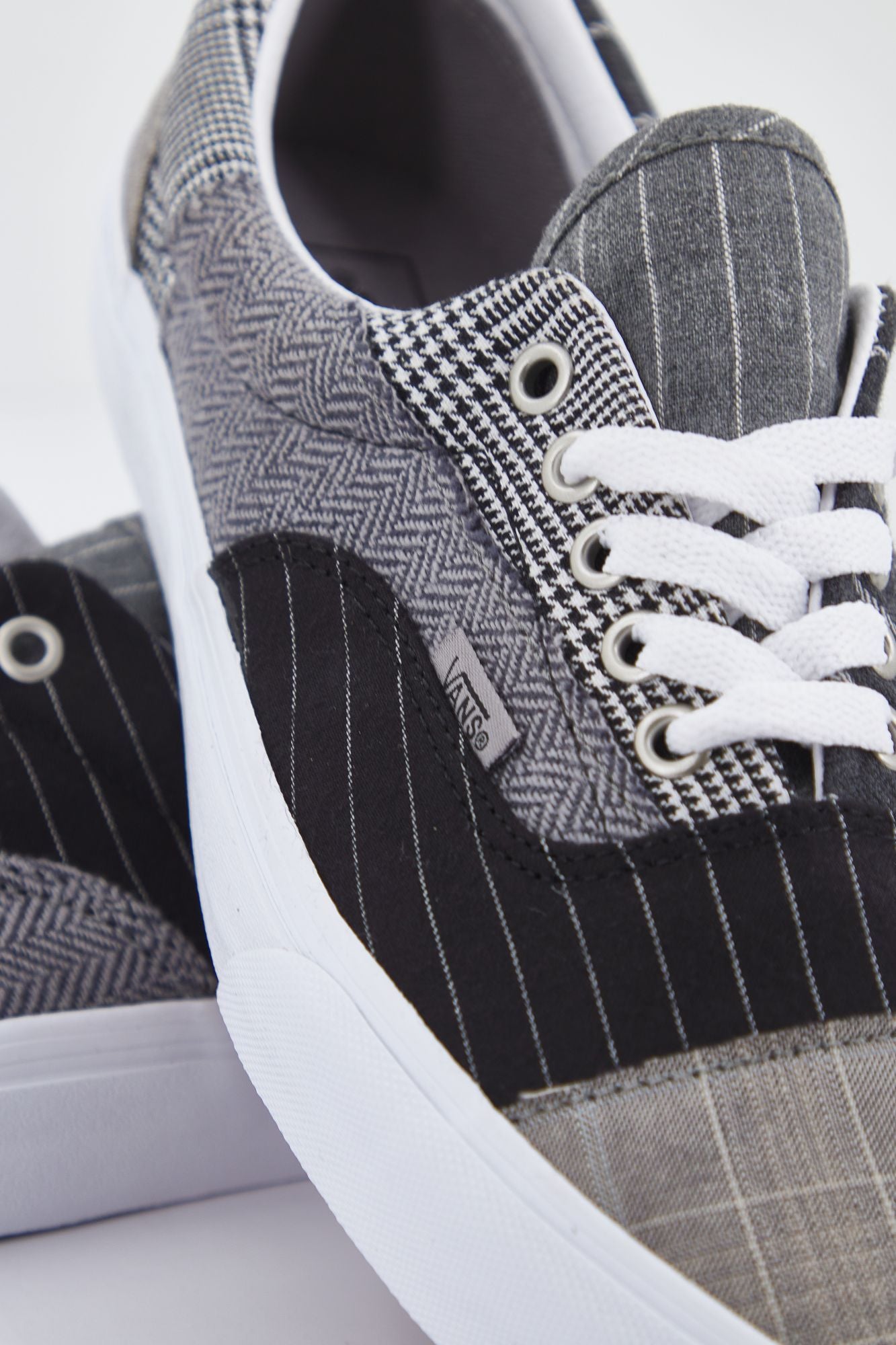 VANS UA ERA en color GRIS (3)