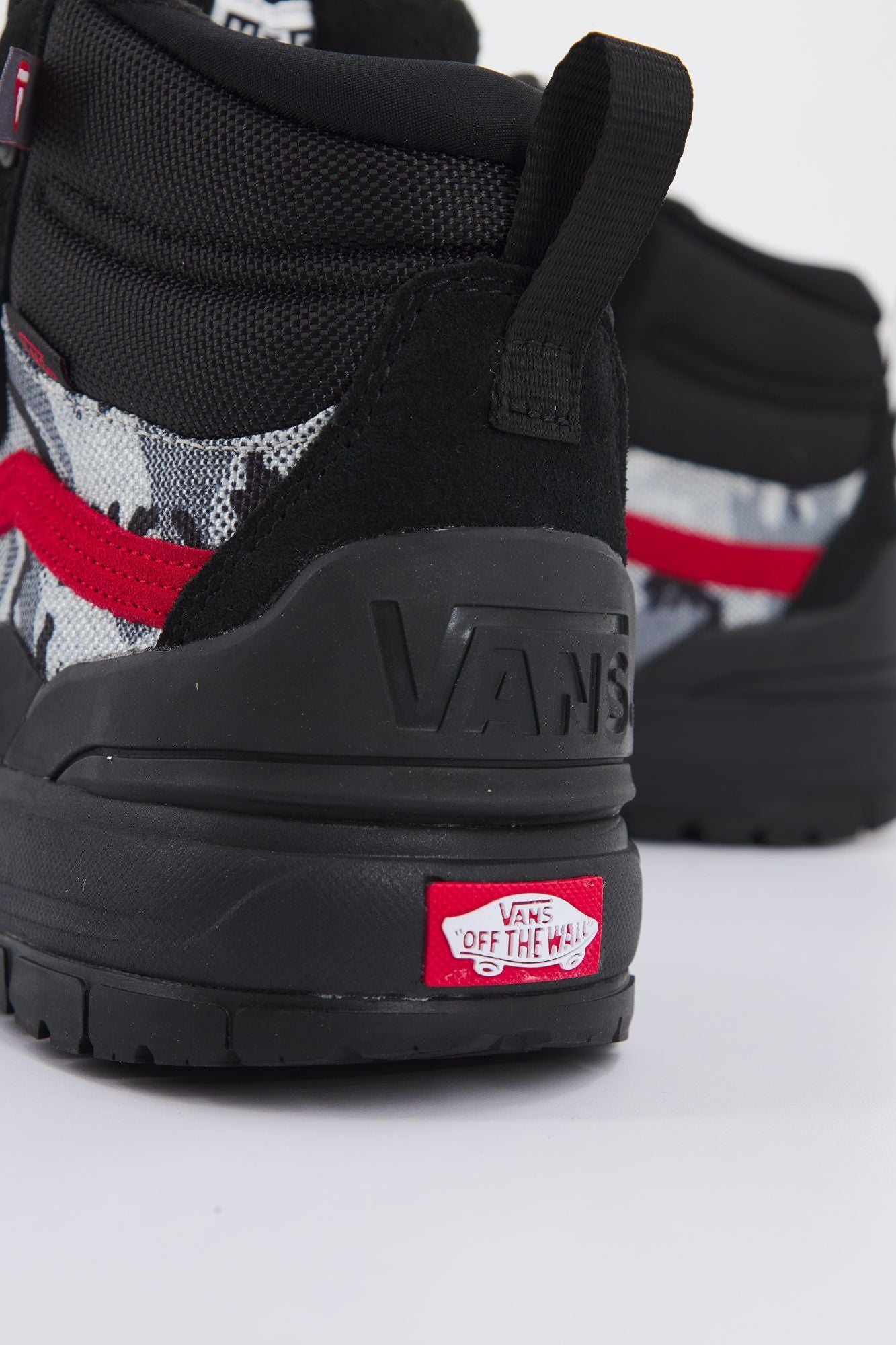 VANS  UA ULTRARANGE en color NEGRO (4)