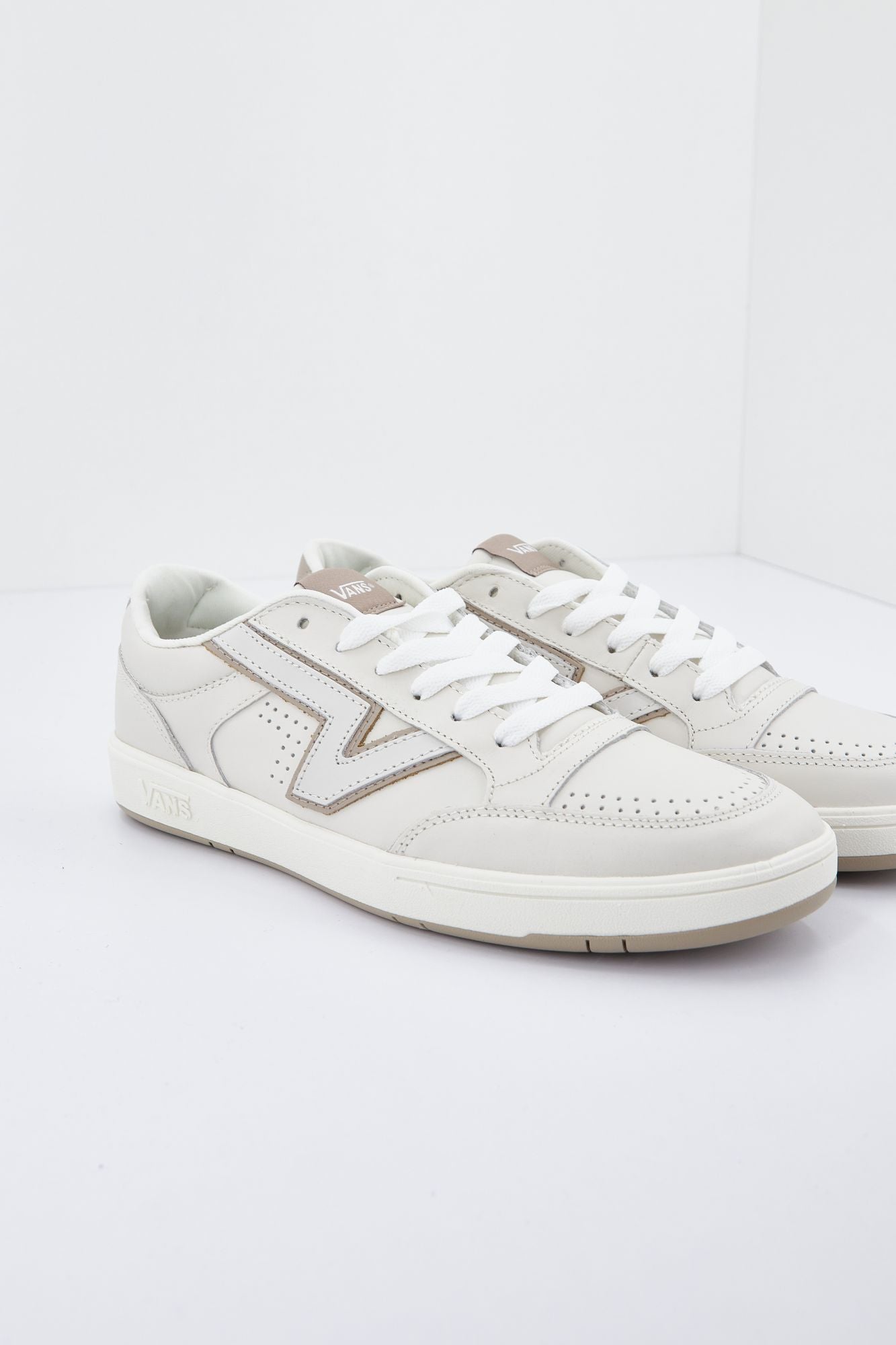 VANS UA LOWLAND en color BEIS (1)