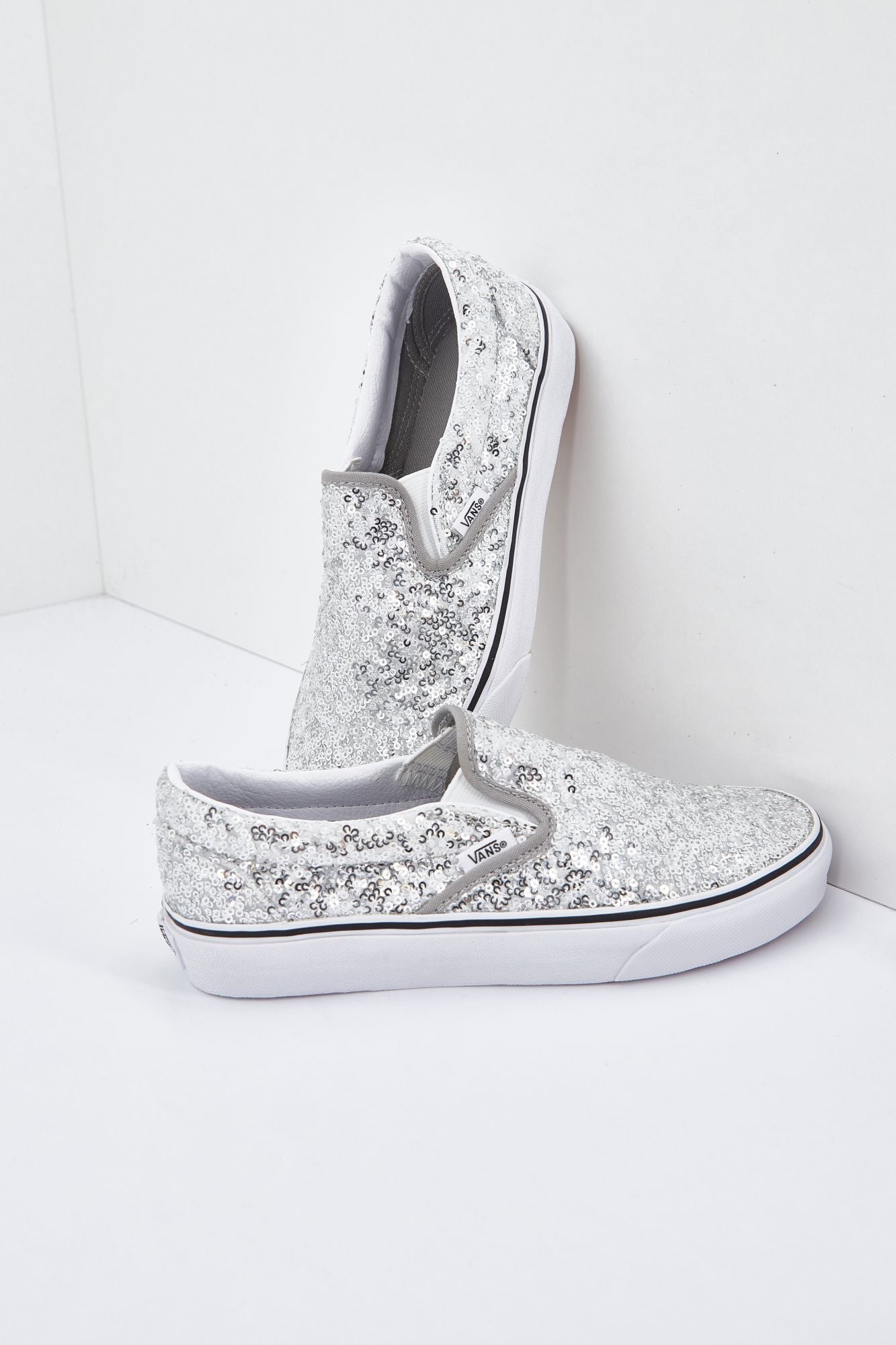 VANS  UA CLASSIC en color PLATA (3)
