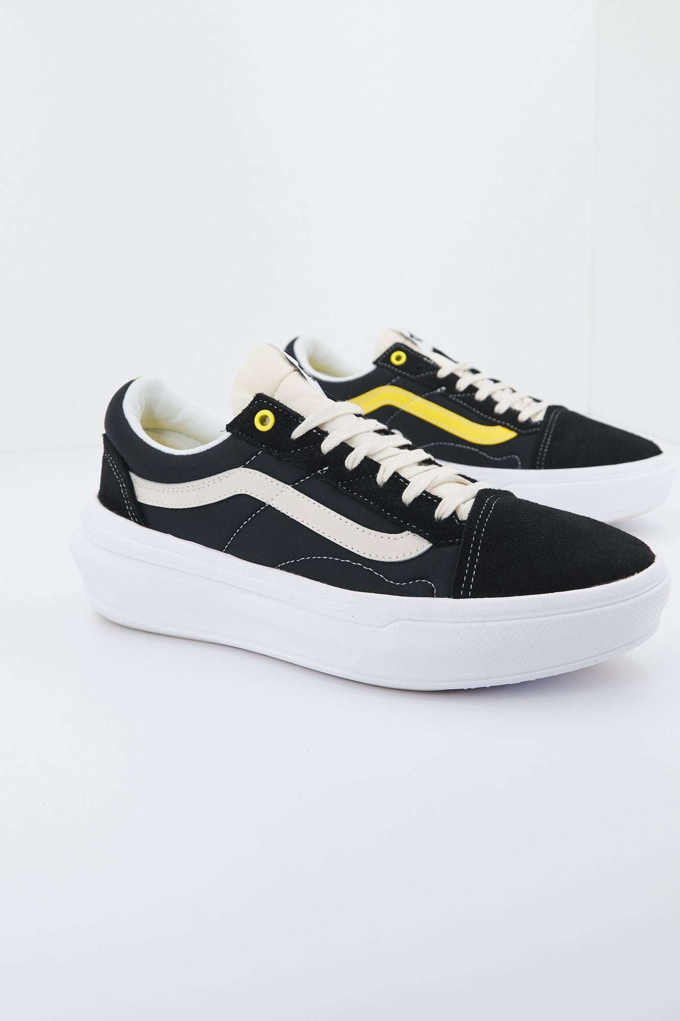 VANS OLD SKOOL OVERT CC en color NEGRO (4)
