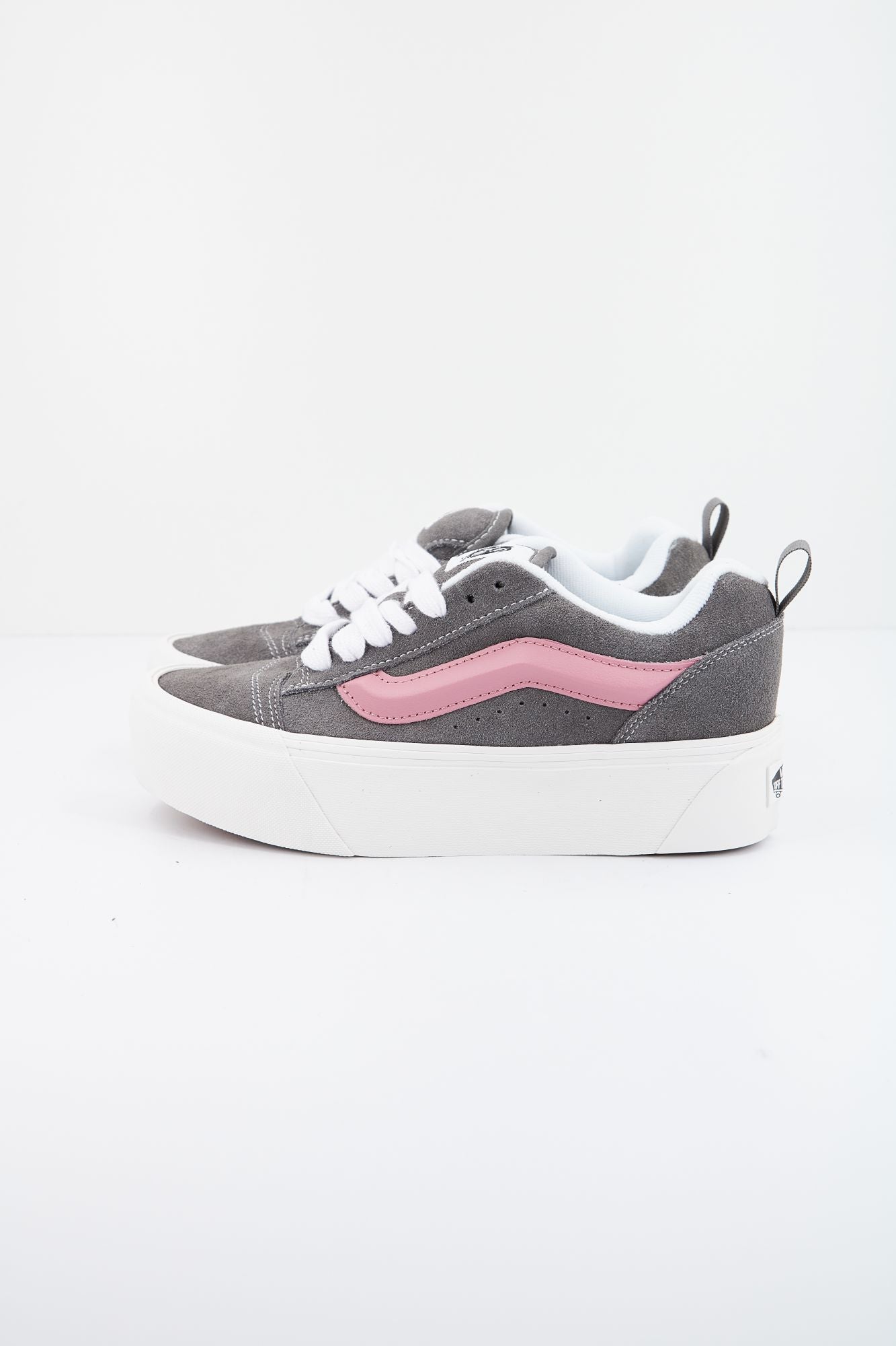 VANS KNU STACK en color GRIS (1)